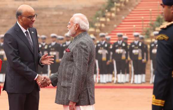 New Delhi (India), 16/01/2025.- Indian Prime Minister Narendra Modi (R) shakes hands with Singapore President Tharman Shanmugaratnam (L) during a welcome reception at the President's House in New Delhi, India, 16 January 2025. According to a press release from the Indian Ministry of External Affairs, President Shanmugaratnam is visiting India for the first time as Singapore's president, accompanied by a high-level delegation of ministers, members of Parliament, and officials. (Singapur, Nueva Delhi, Singapur) EFE/EPA/HARISH TYAGI