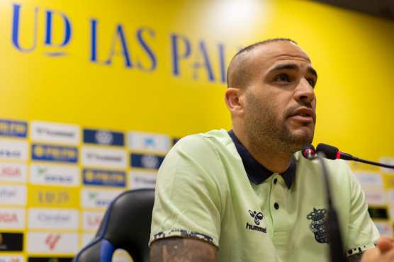 GRAFCAN816. LAS PALMAS DE GRAN CANARIA (ESPAÑA), 16/01/2025.- El delantero de la UD Las Palmas Sandro Ramírez informa este jueves en rueda de prensa sobre el partido que su equipo disputa este domingo contra el Real Madrid en el estadio Santiago Bernabéu, correspondiente a la jornada 20 de LaLiga EA Sports. EFE/Quique Curbelo