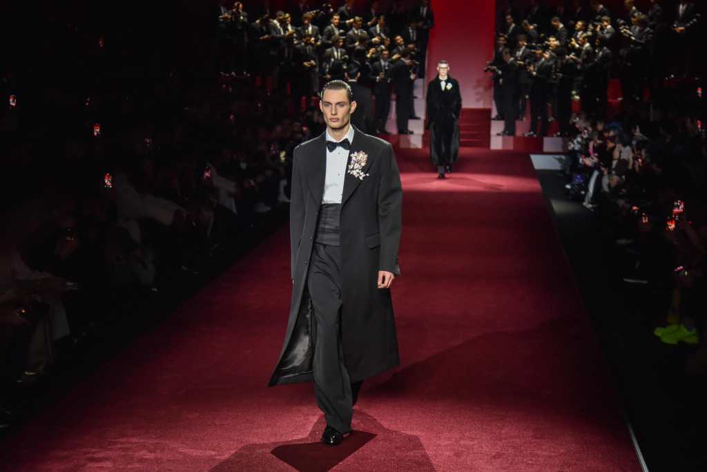 Dolce & Gabbana presenta nueva colección que exalta el universo glamuroso de Fellini