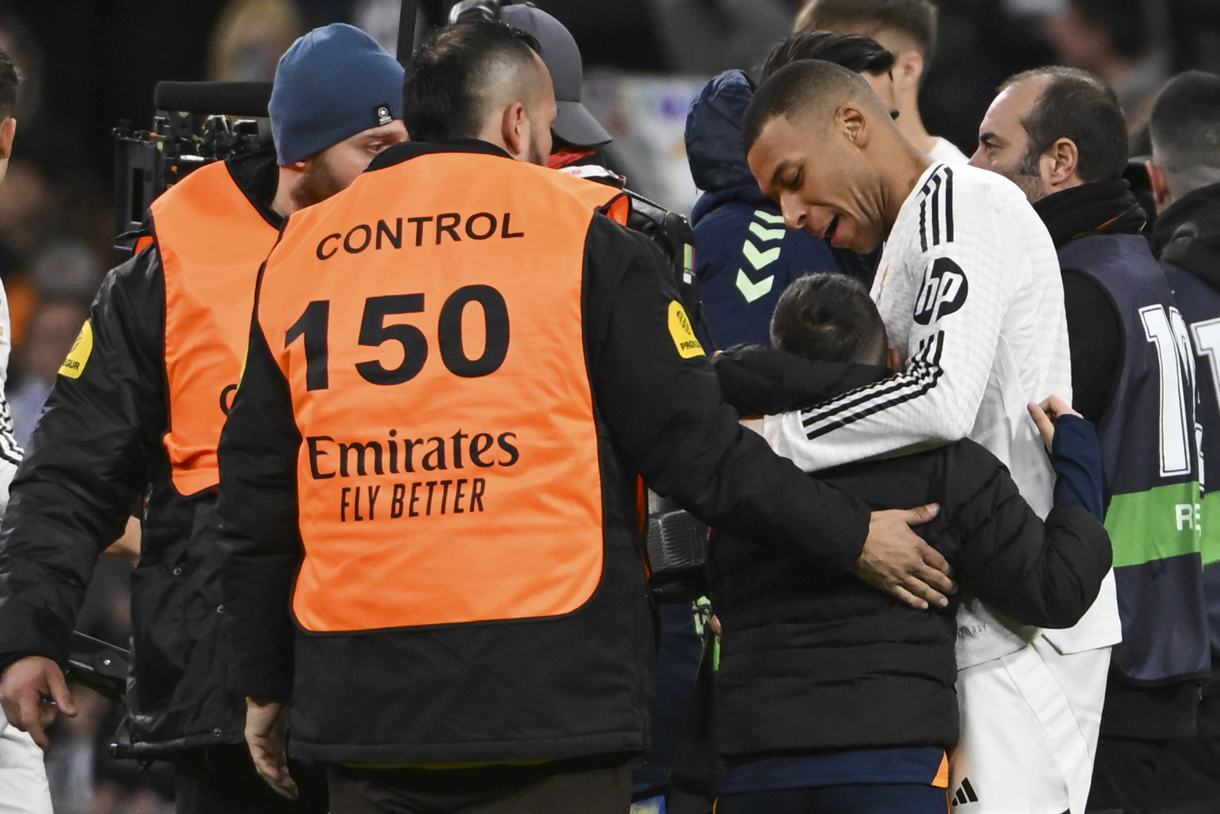 MADRID, 19/01/2025.- El delantero francés del Real Madrid Kylian Mbappé, al término del partido de LaLiga EA Sports que Real Madrid y UD Las Palmas han disputado este domingo en el estadio Santiago Bernabéu. EFE/Fernando Villar