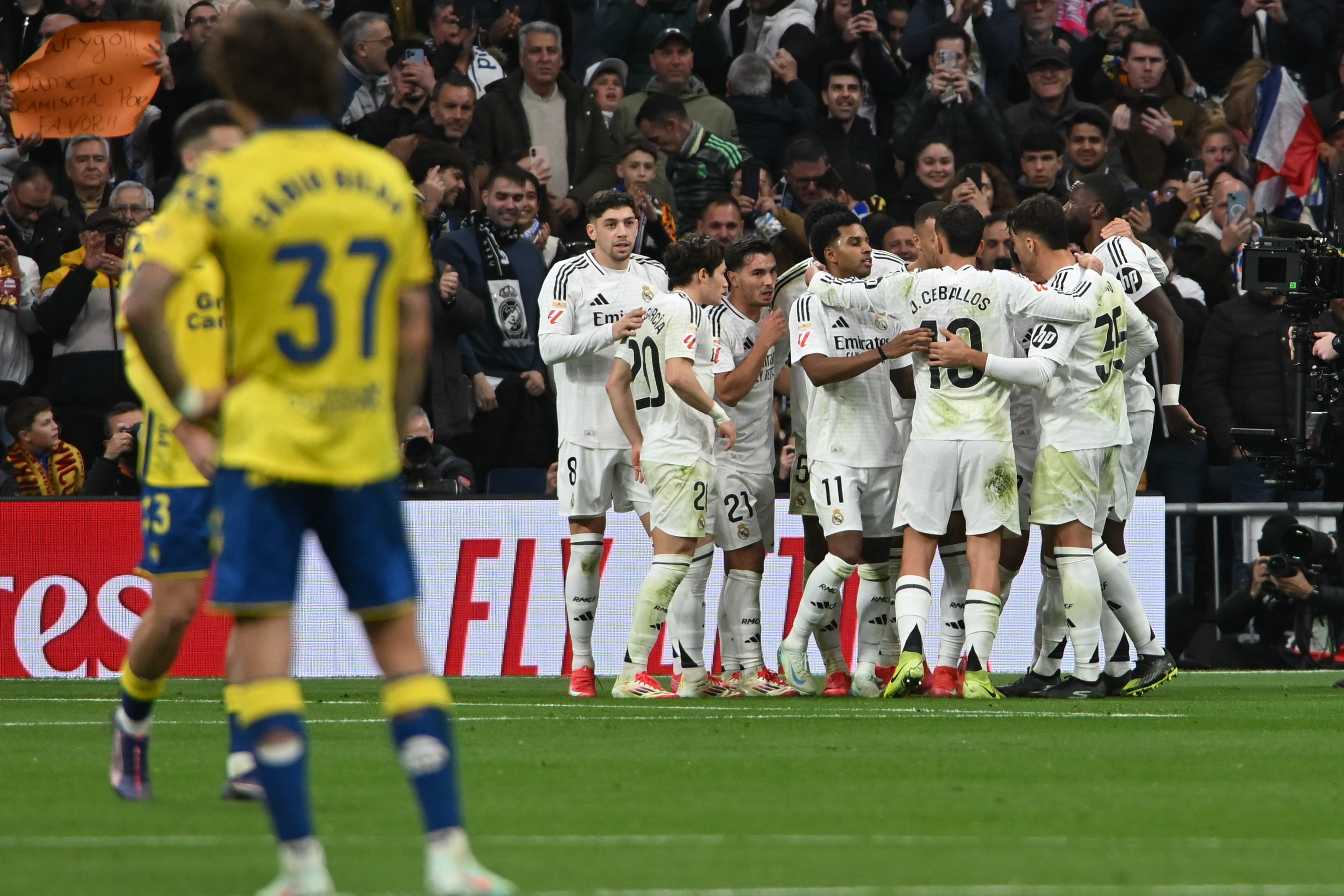 MADRID, 19/01/2025.- El centrocampista del Real Madrid Brahim Díaz celebra con sus compañeros tras anotar un gol este domingo, durante un partido de la jornada 20 de LaLiga EA Sports, entre el Real Madrid y el UD Las Palmas, en el Estadio Santiago Bernabéu de Madrid. EFE/ Fernando Villar