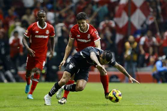 MEX105. TOLUCA (MÉXICO), 18/01/2025.- Diego Barbosa (atrás) del Toluca disputa un balón con Jesús Corona del Monterrey, este sábado durante un partido por la segunda jornada del Torneo Clausura 2025 de la Liga MX en el estadio Nemesio Diez, en Toluca (México). EFE/ Felipe Gutiérrez