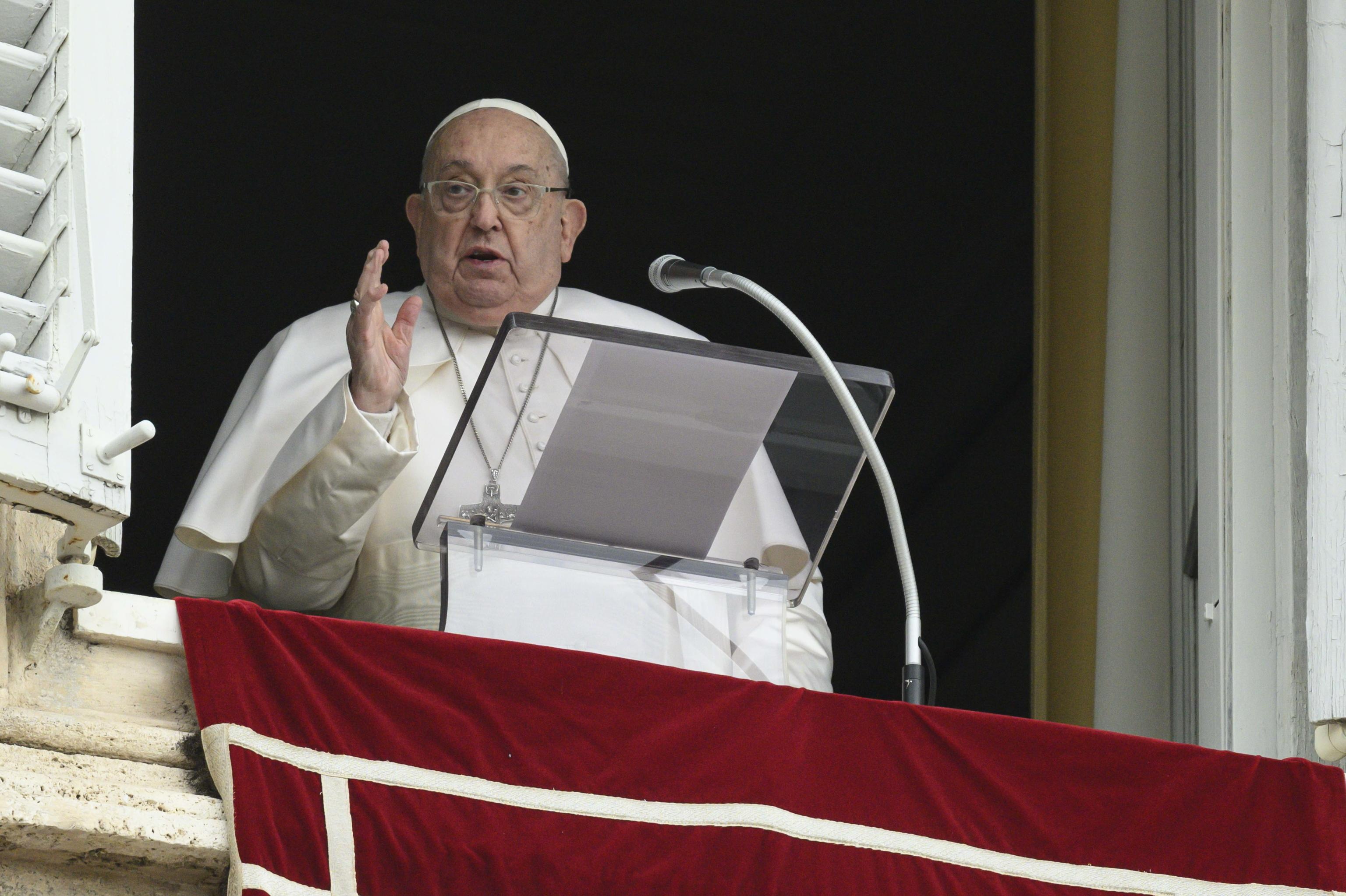 Vatican City (Vatican City State (holy See)), 19/01/2025.- A handout picture provided by the Vatican Media shows Pope Francis leading the Angelus prayer, traditional Sunday's prayer, from the window of his office overlooking Saint Peter's Square, in Vatican City, 19 January 2025. (Papa) EFE/EPA/VATICAN MEDIA HANDOUT HANDOUT EDITORIAL USE ONLY/NO SALES