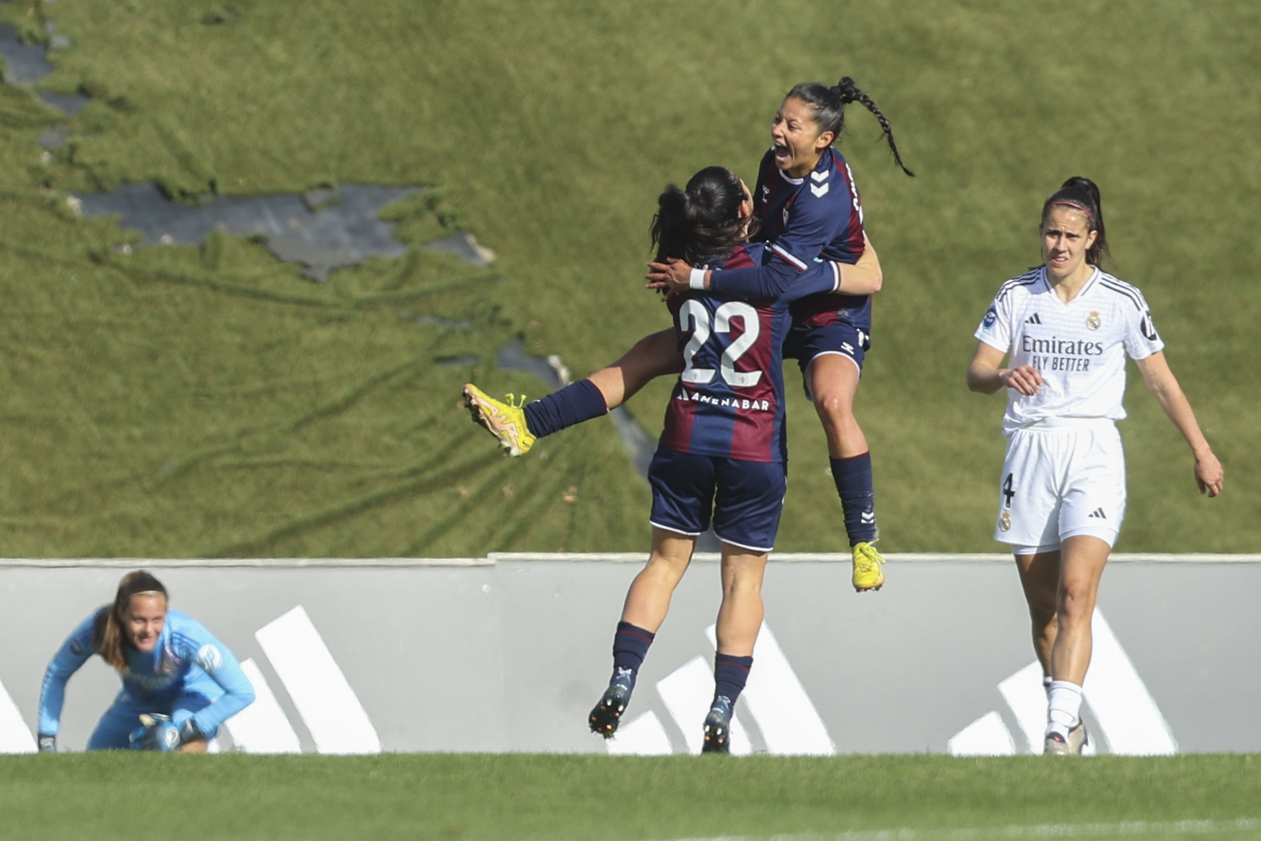 MADRID, 19/01/2025.- La delantera del Éibar Andrea Álvarez (2d) celebra con su compañera Mariana Cerro tras marcarle un gol al Real Madrid durante su partido de la 15ª jornada de la Liga F en el Estadio Alfredo Di Stefano este domingo en Madrid. EFE/ Kiko Huesca