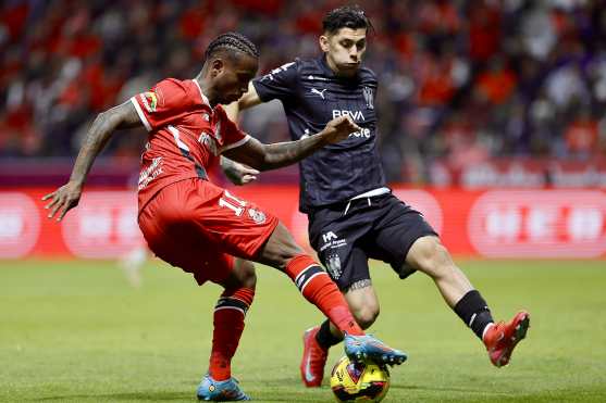 MEX105. TOLUCA (MÉXICO), 18/01/2025.- Helio Nunes (i) del Toluca disputa un balón con Gerardo Arteaga del Monterrey, este sábado durante un partido por la segunda jornada del Torneo Clausura 2025 de la Liga MX en el estadio Nemesio Diez, en Toluca (México). EFE/ Felipe Gutiérrez