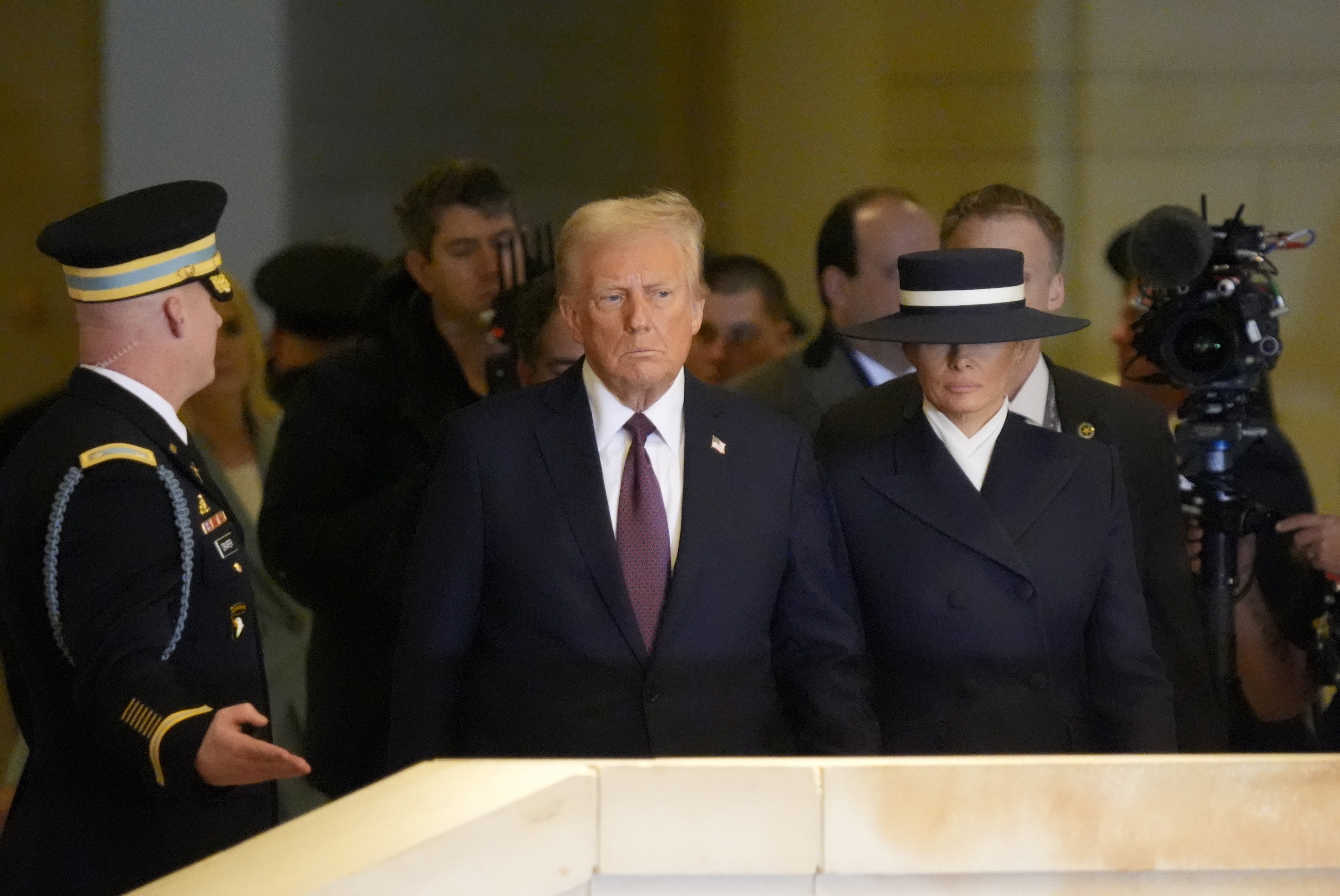 Washington (United States), 20/01/2025.- US President Donald Trump and First Lady Melania Trump enter Emancipation Hall for a pass in review of troops during 2025 Presidential Inauguration events at the US Capitol in Washington, DC, USA, 20 January 2025. Trump was sworn in for a second term as president of the United States on 20 January. (Estados Unidos) EFE/EPA/JASPER COLT / POOL