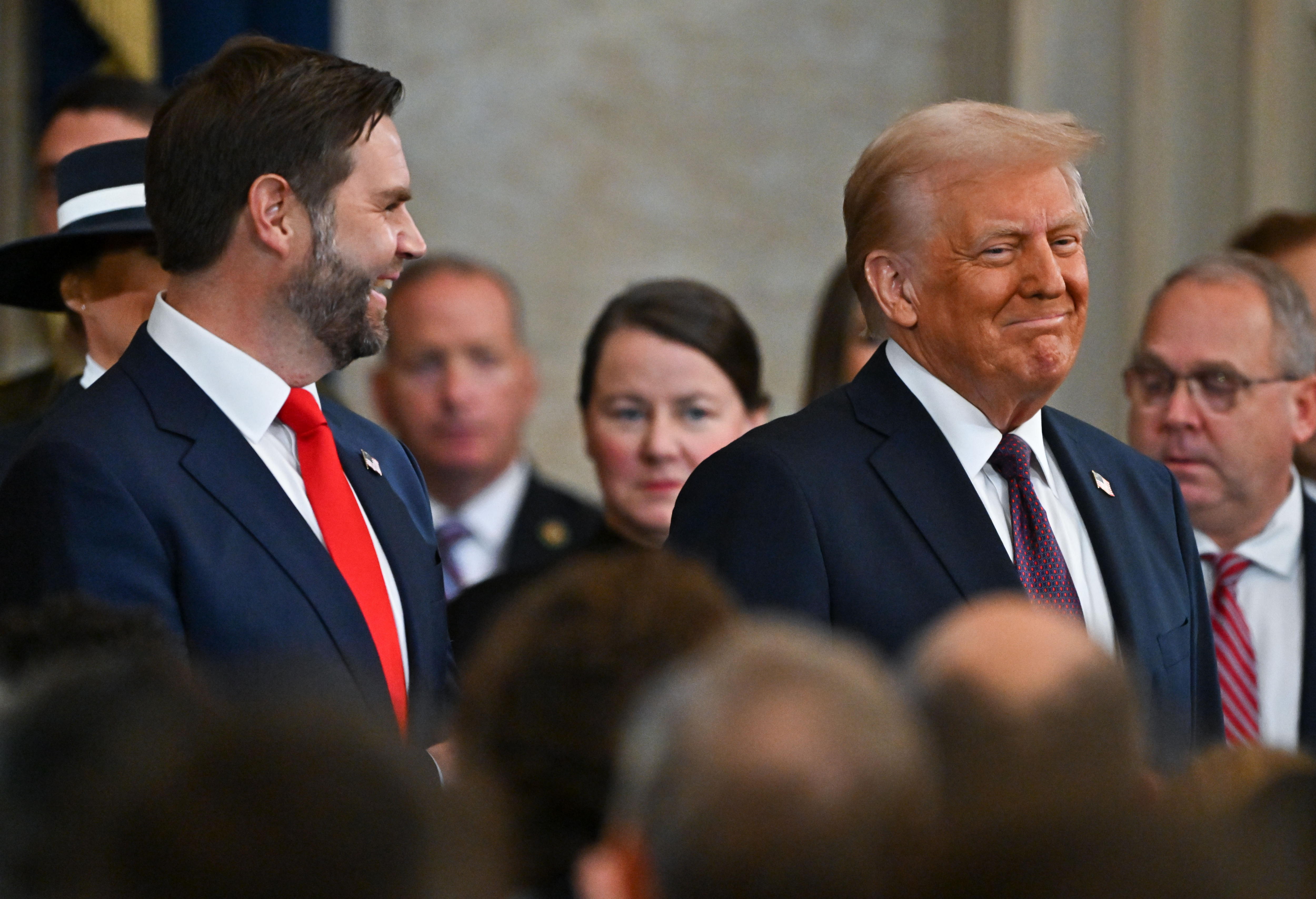 Donald Trump firmó públicamente una serie de medidas tras asumir como presidente de Estados Unidos. (Foto Prensa Libre: EFE)