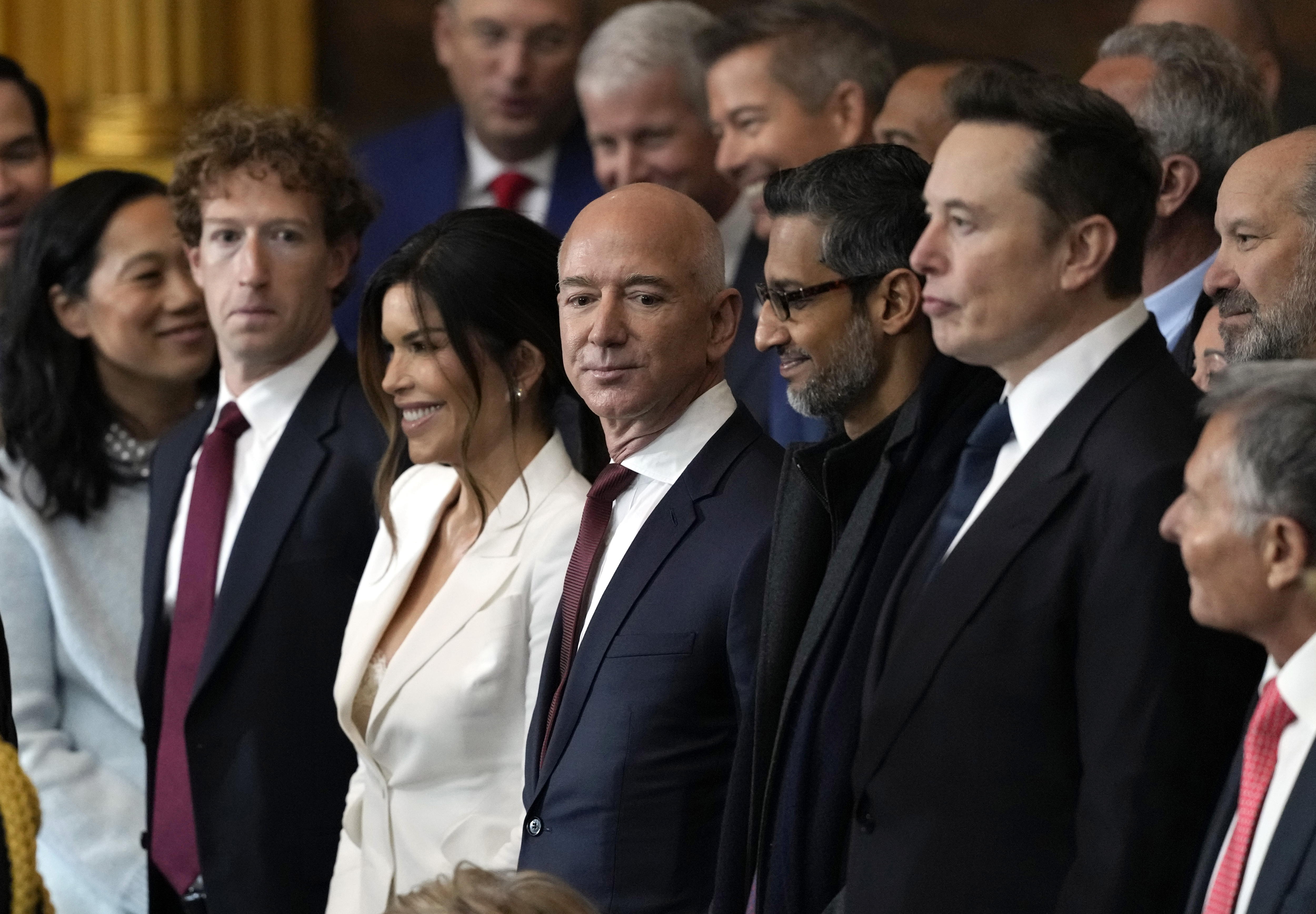 Mark Zuckerberg, Jeff Bezos, Sundar Pichai y Elon Musk, en el Capitolio de los Estados Unidos para la investidura del presidente de los Estados Unidos, Donald Trump. (Foto Prensa Libre: EFE)