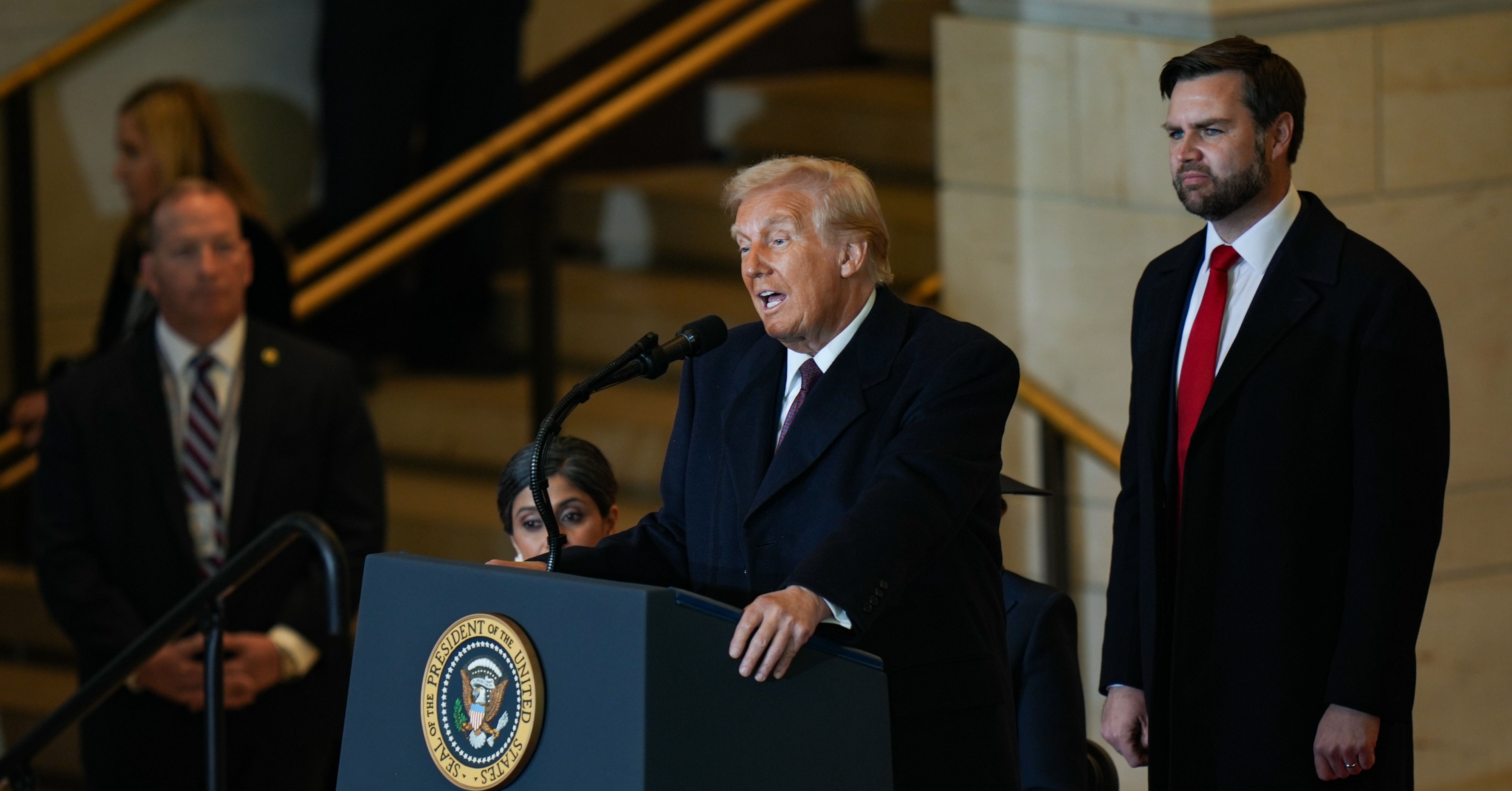 Washington (United States), 20/01/2025.- US President Donald Trump delivers remarks in Emancipation Hall as Vice President JD Vance (R) looks on during inauguration ceremonies at the US Capitol in Washington, DC, USA, 20 January 2025. Trump was sworn in for a second term as president of the United States on 20 January. The presidential inauguration is held indoors due to extreme cold temperatures in DC. (Estados Unidos) EFE/EPA/ANGELINA KATSANIS / POOL