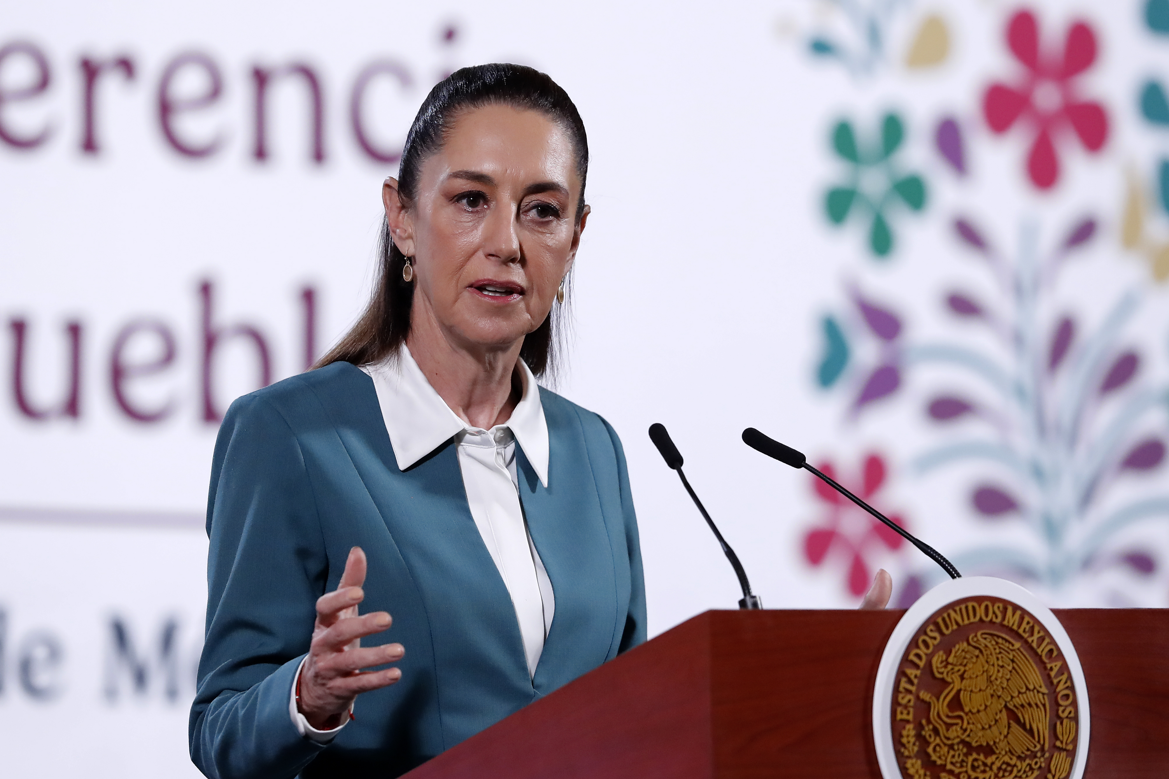 La presidenta mexicana Claudia Sheinbaum habla sobre las acciones que tomará por los cambios de la política migratoria de Donald Trump. (Foto Prensa Libre:  EFE)