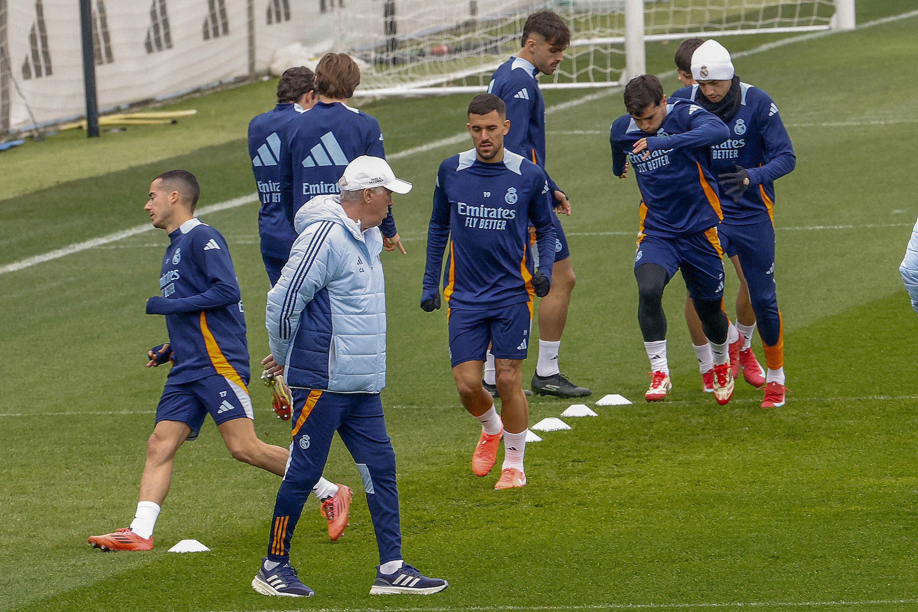 El entrenador del Real Madrid, Carlo Ancelotti, dirige el entrenamiento realizado este viernes en la Ciudad Deportiva de Valdebebas. (Foto Prensa Libre: EFE).