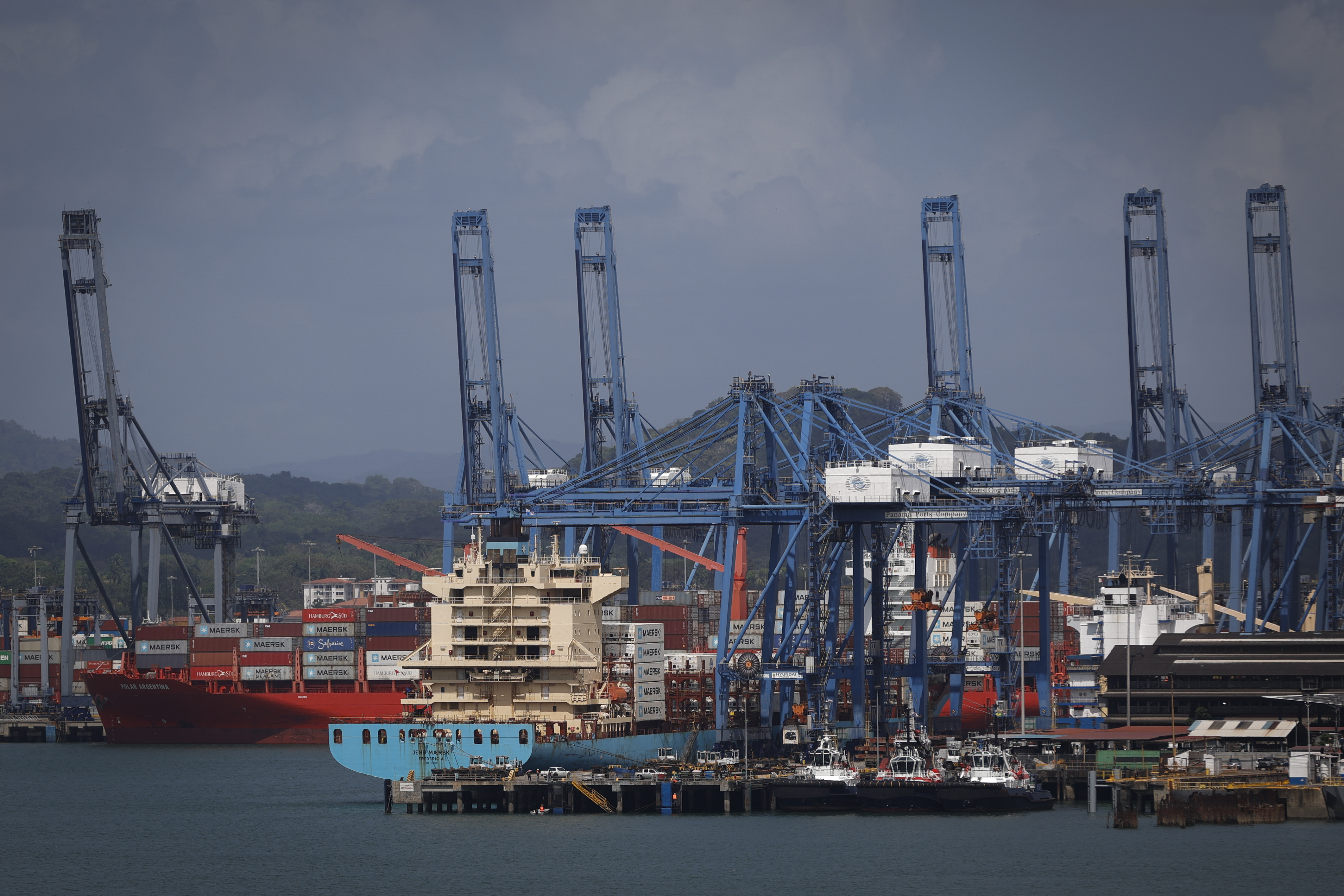 AME3955. CIUDAD DE PANAMÁ (PANAMÁ), 25/01/2025.- Fotografía del puerto de Balboa, este viernes en el Canal de Panamá, en Ciudad de Panamá (Panamá). Los cinco principales puertos de Panamá están en las áreas adyacentes del canal interoceánico, ahora en el ojo del huracán por la intención manifiesta del presidente de EE.UU., Donald Trump, de "retomar" el control de la vía alegando la supuesta interferencia china en su operación, lo que ha rechazado de plano el Gobierno panameño. EFE/ Bienvenido Velasco