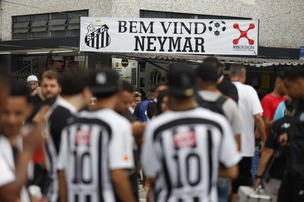 Aficionados del club Santos llegan al estadio Vila Belmiro  donde se realizará su presentación