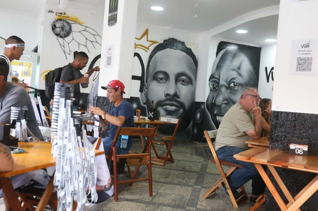 Aficionados del club Santos cerca al estadio Vila Belmiro  donde Neymar será presentado.