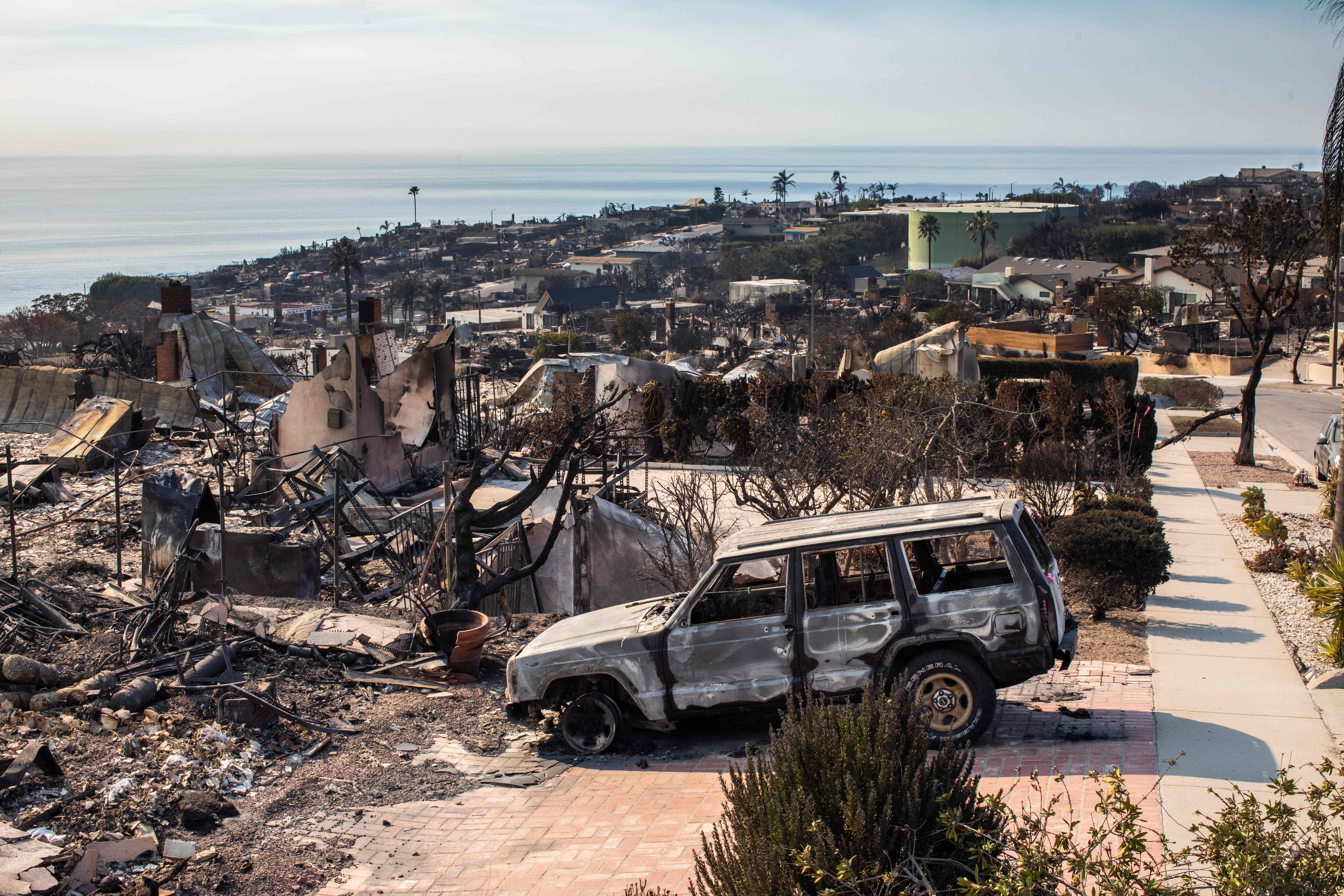 Casas quemadas por el incendio Palisades se ven el 10 de enero de 2025 en el vecindario Pacific Palisades de Los Ángeles, California.