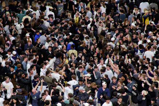 NASHVILLE, TENNESSEE - JANUARY 18: The Vanderbilt Commodores storm the court after a last second victory against the the Tennessee Volunteers at Vanderbilt University Memorial Gymnasium on January 18, 2025 in Nashville, Tennessee.   Johnnie Izquierdo/Getty Images/AFP (Photo by Johnnie Izquierdo / GETTY IMAGES NORTH AMERICA / Getty Images via AFP)