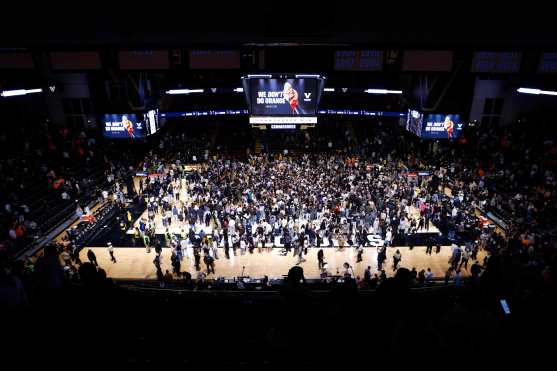 NASHVILLE, TENNESSEE - JANUARY 18: The Vanderbilt Commodores storm the court after a last second victory against the the Tennessee Volunteers at Vanderbilt University Memorial Gymnasium on January 18, 2025 in Nashville, Tennessee.   Johnnie Izquierdo/Getty Images/AFP (Photo by Johnnie Izquierdo / GETTY IMAGES NORTH AMERICA / Getty Images via AFP)