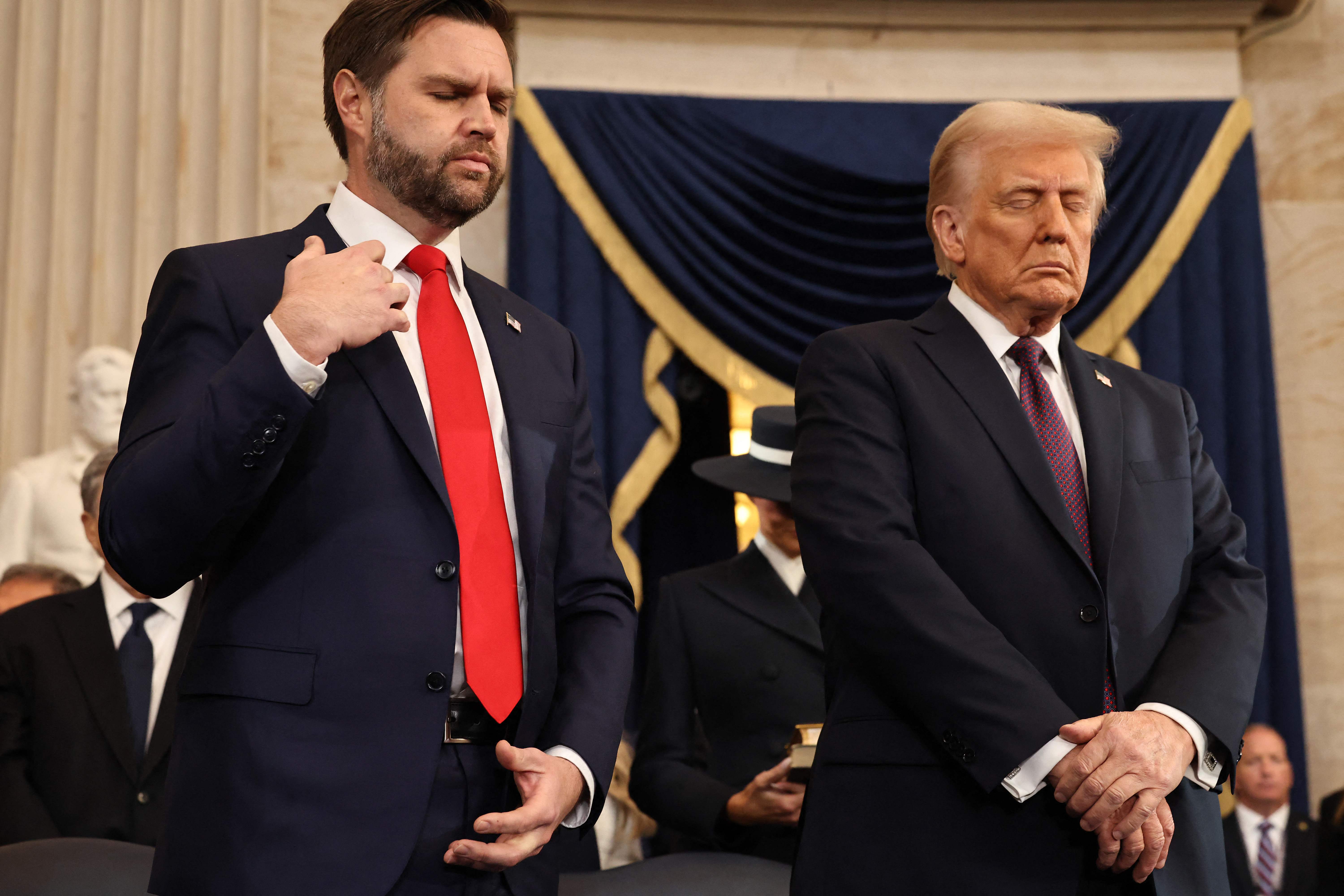 Trump y J.D Vance orando en público, como parte de un protocolo vinculado con la religión durante la juramentación presidencial.