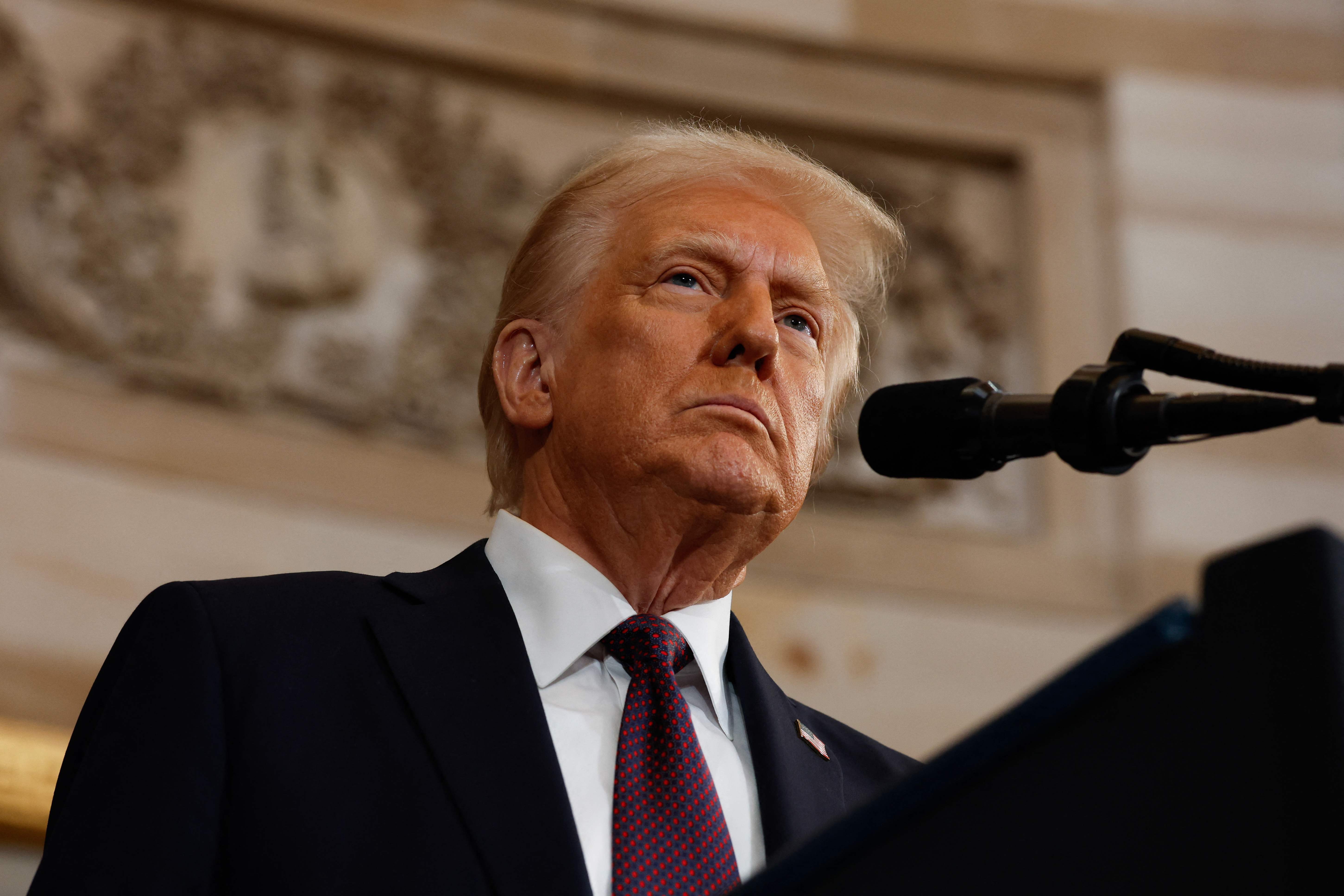 El presidente estadounidense Donald Trump habla durante las ceremonias de inauguración en la Rotonda del Capitolio de los Estados Unidos el 20 de enero de 2025 en Washington, DC.