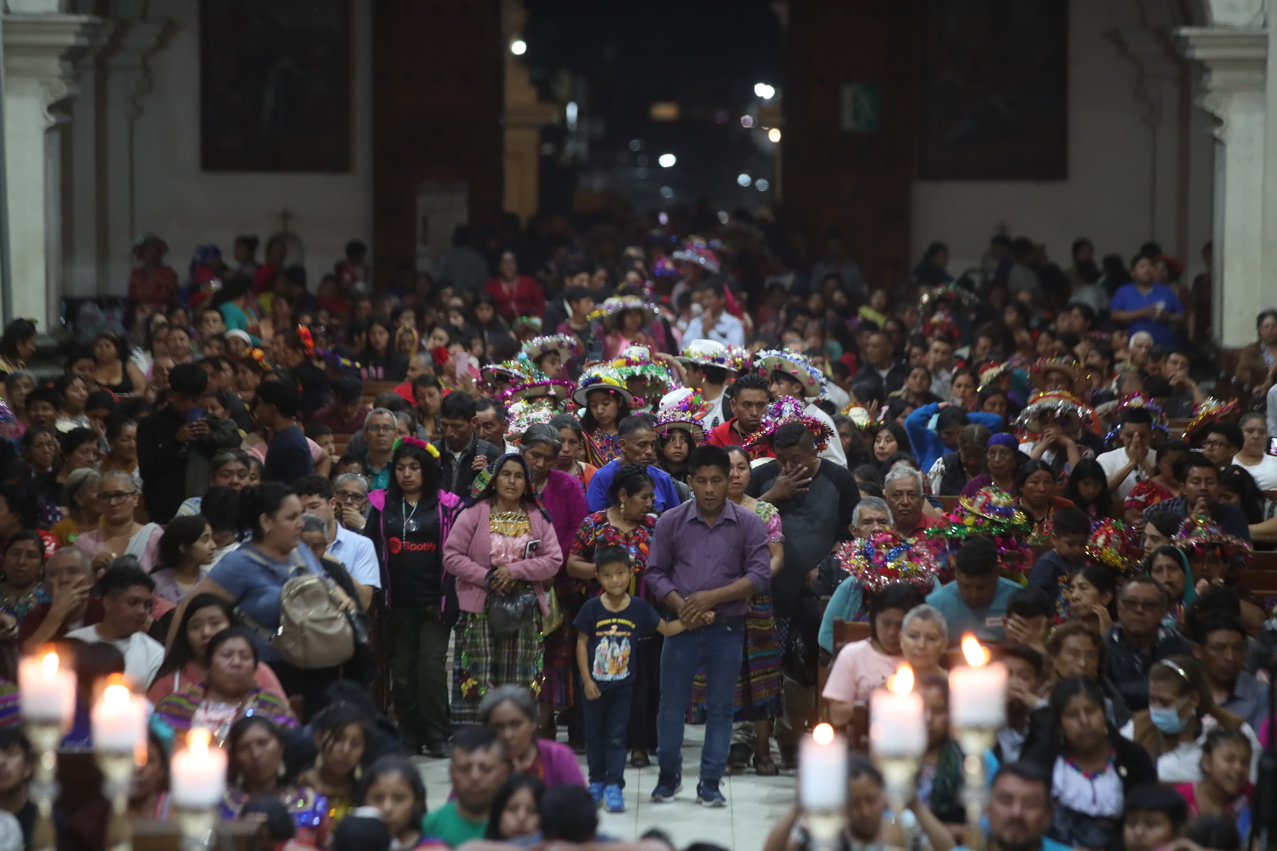 Miles de católicos visitaron este 15 de enero la Basílica del Señor de Esquipulas. (Foto Prensa Libre: Byron Baiza)