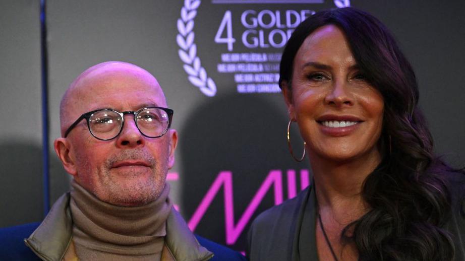 El director Jacques Audiard con Karla Sofía Gascón, la actriz que interpreta a Emilia Pérez. GETTY IMAGES