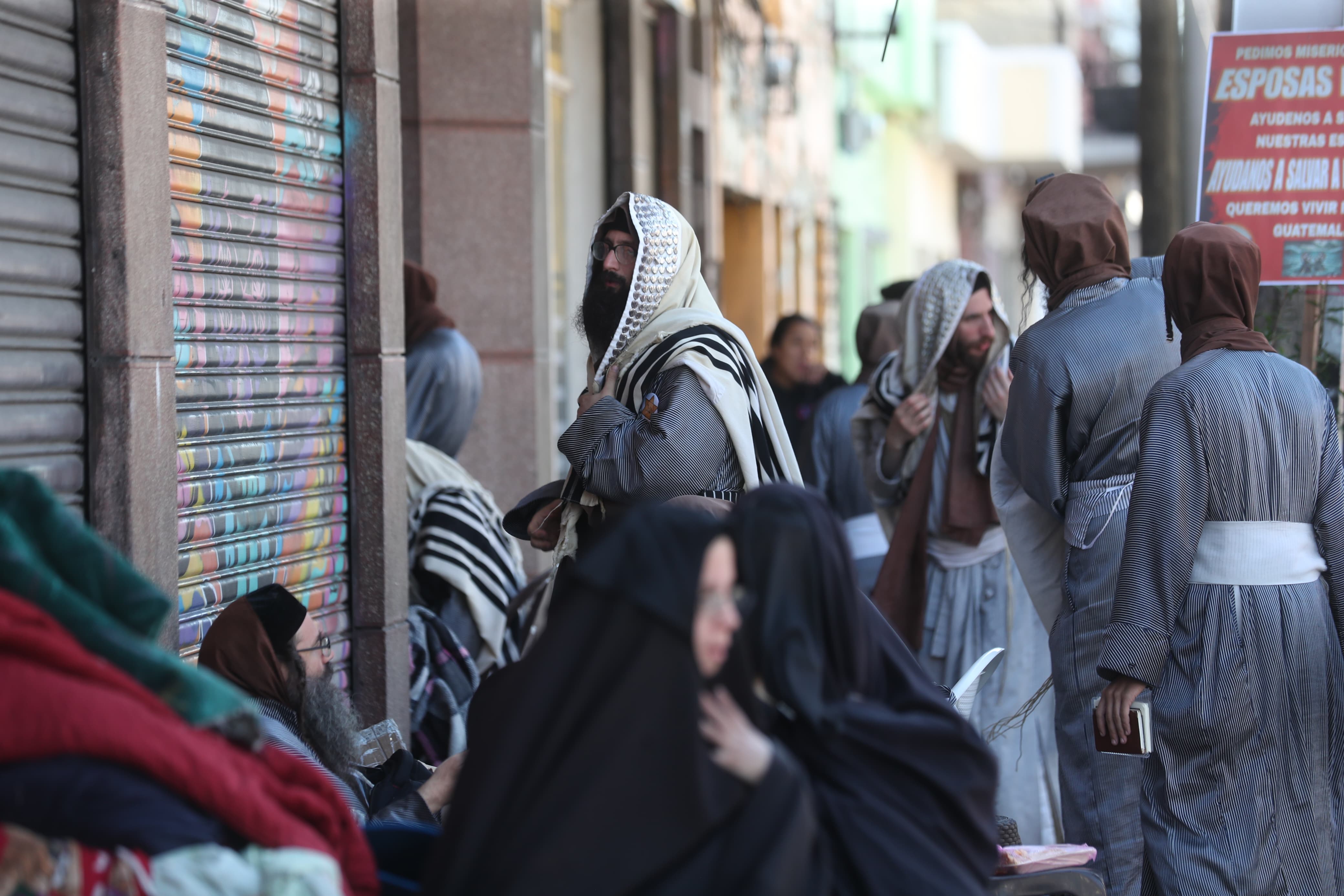 Integrantes de la secta Lev Tahor exigen que los niños rescatados por las autoridades regresen junto a ellos, pese a que hay señalamientos de abusos y matrimonios de menores forzados. (Foto Prensa Libre: Érick Ávila)