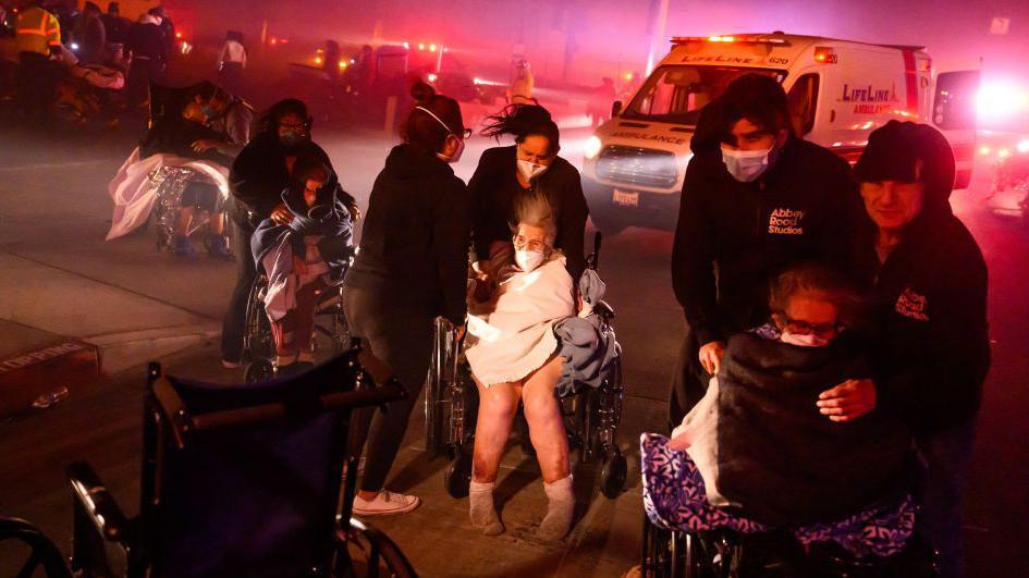 Imagen de la evacuación de ancianos en Los Ángeles a causa de los incendios.

Getty Images