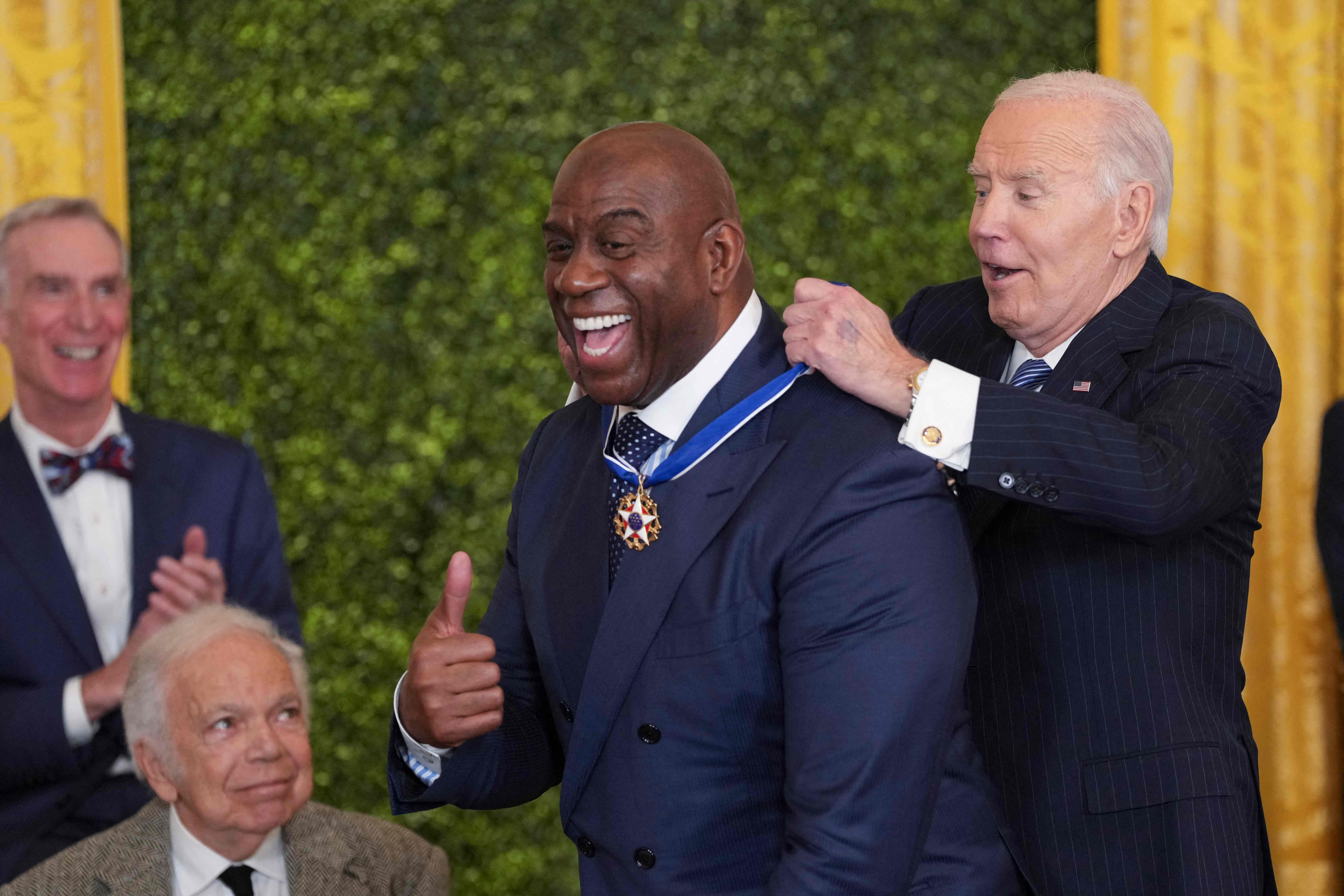 El jugador de baloncesto retirado Earvin "Magic" Johnson recibió la Medalla de la Libertad del presidente de los Estados Unidos, Joe Biden, así como el chef José Andrés, fundador de Worl Central Kitchen y la investigadora de primates Jane Goodall.  (Foto Prensa Libre: Chris Kleponis / AFP).