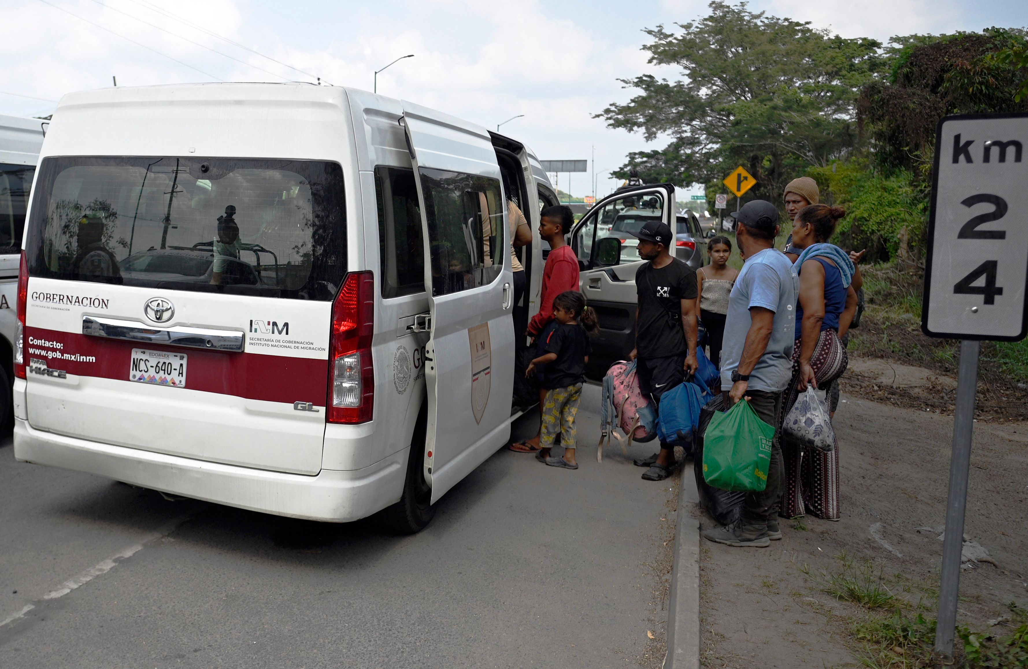 Venezuelan migrants board a National Migration Institute vehicle to be transferred to the Siglo XXI migration center in Suchiate community, Chiapas state, Mexico on January 11, 2025. As US President-elect Donald Trump prepares to take office next week with a vow to crack down hard on illegal migration, gangs are using threats and extortion to exploit those trying to arrive in time. (Photo by ALFREDO ESTRELLA / AFP)