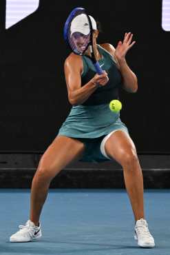 USA's Madison Keys hits a return against Romania's Elena-Gabriela Ruse during their women's singles match on day five of the Australian Open tennis tournament in Melbourne on January 16, 2025. (Photo by Paul Crock / AFP) / -- IMAGE RESTRICTED TO EDITORIAL USE - STRICTLY NO COMMERCIAL USE --