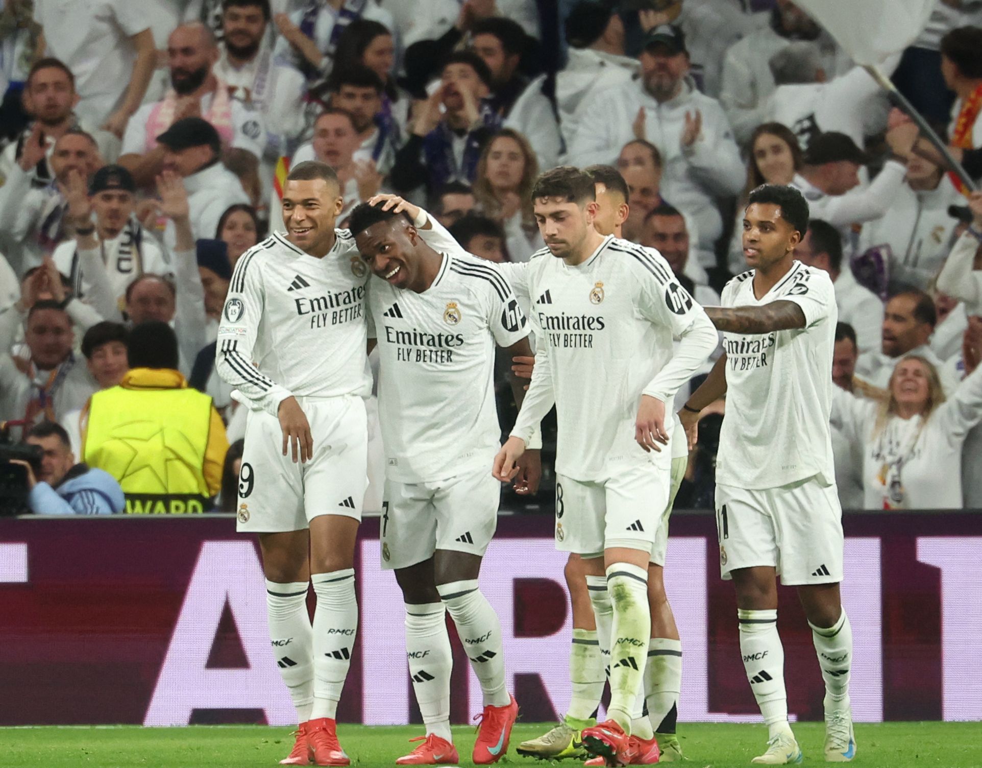 Vinícius Jr celebra junto a sus compañeros uno de sus goles