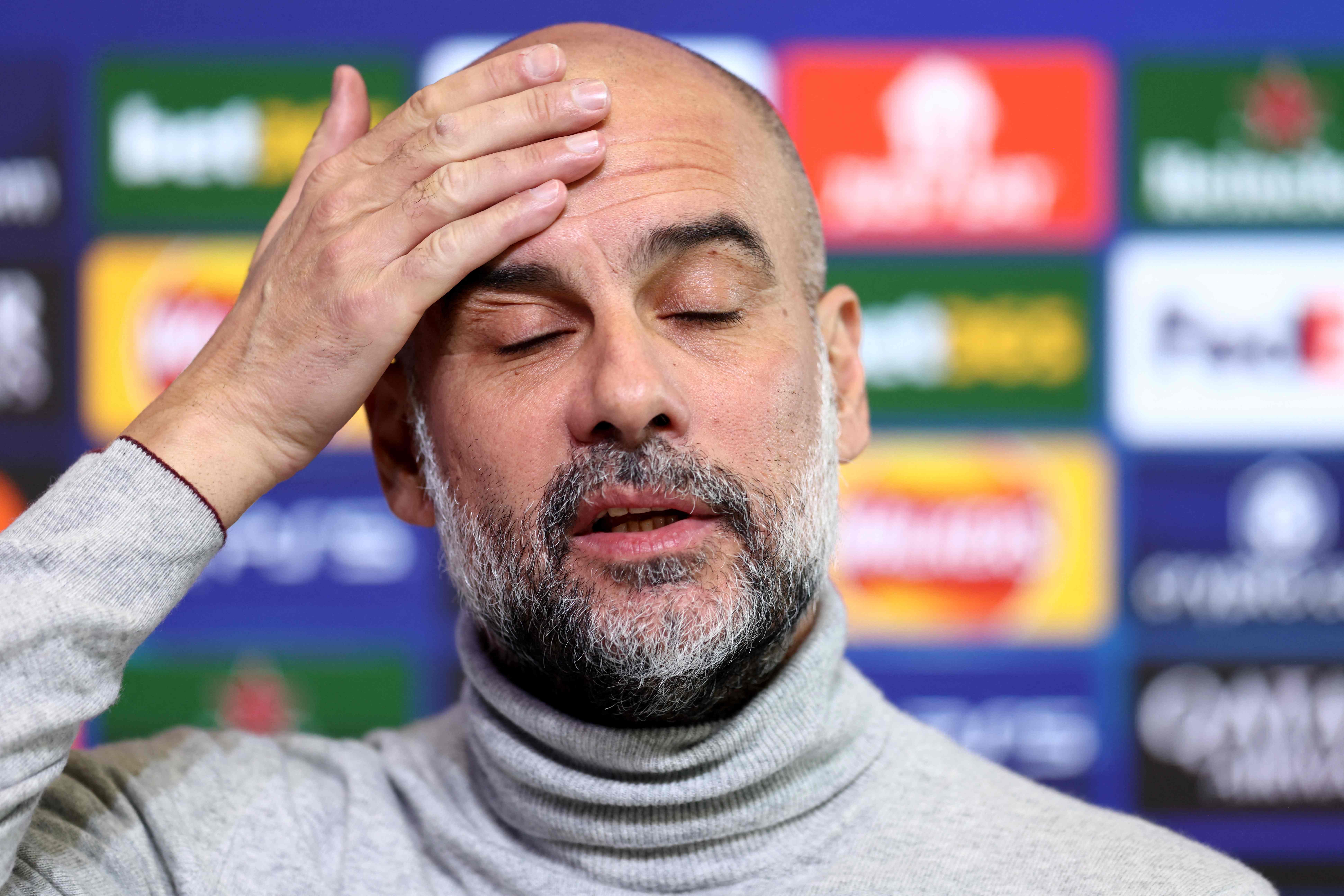 Pep Guardiola reacciona en una conferencia de prensa en un partido previo de la Champions League.