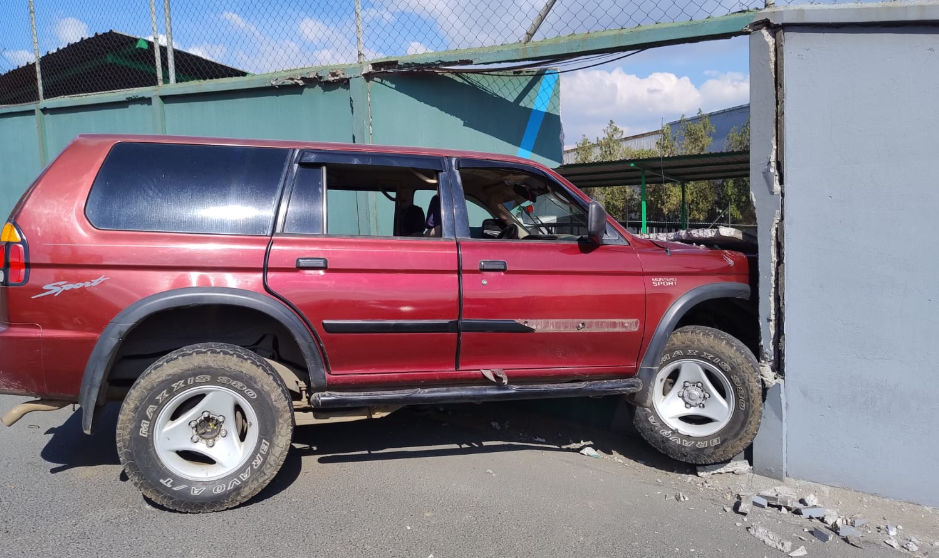 Personal paramedico trasladó a 5 personas al hospital nacional de Amatitlán tras una colisión. (Foto Prensa Libre: @BVoluntariosGT)