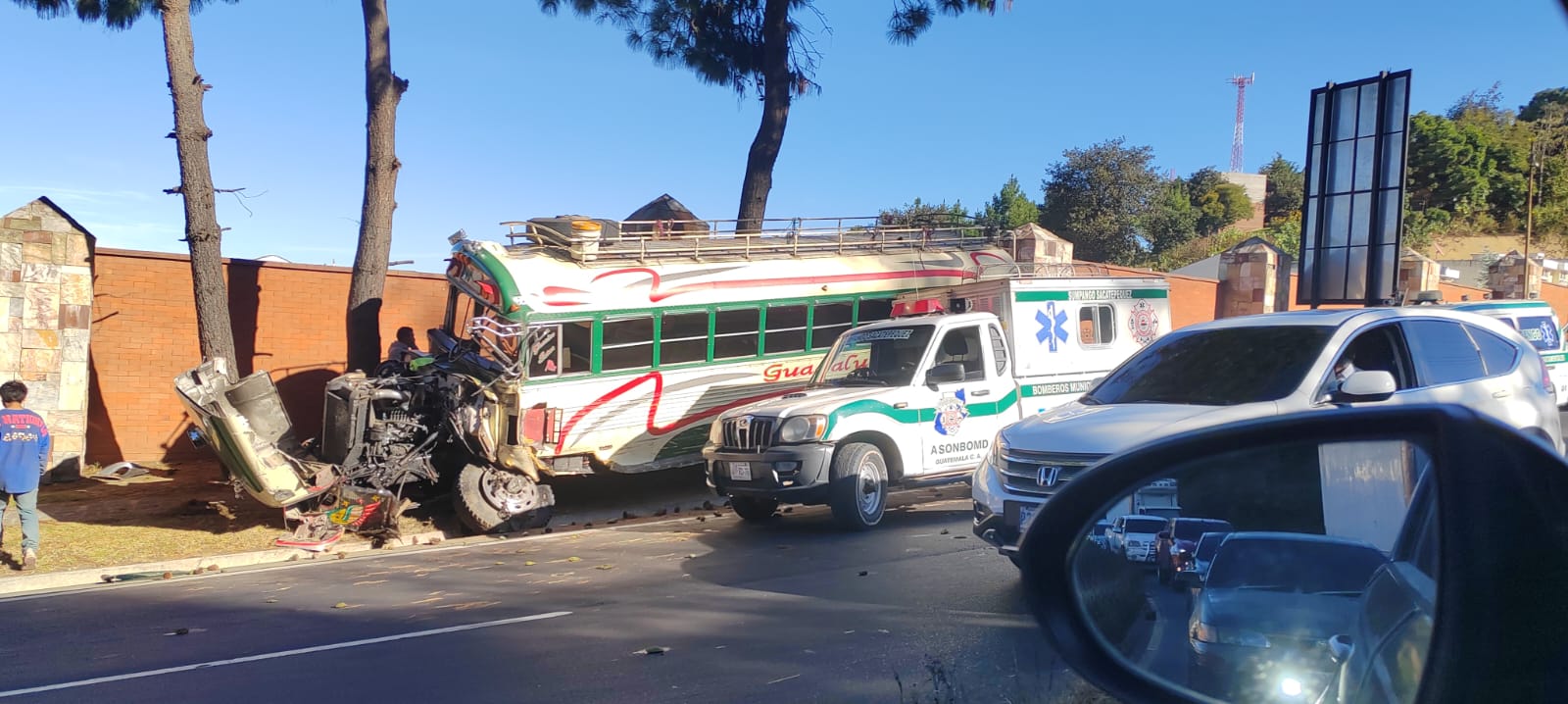 Bus extraurbano y camión tipo panel chocan en la ruta Interamericana