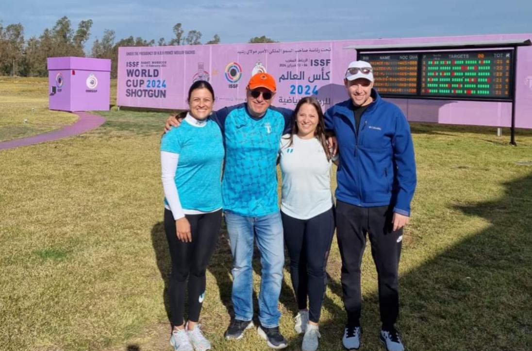 Los atletas Waleska Soto, Adriana Ruano y Jean Pierre Brol posan con el entrenador Pedro Martín Fariza. (Foto Asociación de Tiro).