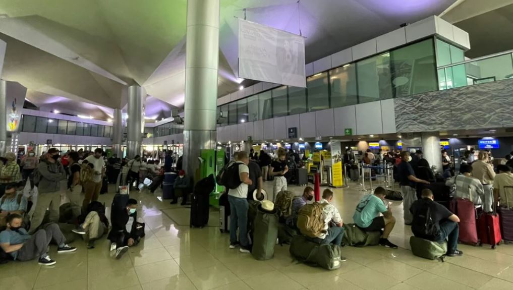 Aeropuerto La Aurora pasajeros haciendo fila