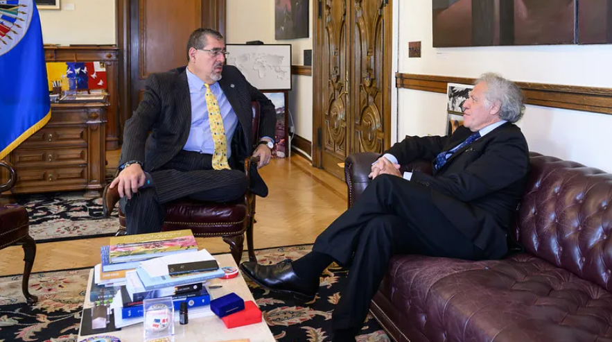 Bernardo Arévalo y Luis Almagro conversan durante una reunión en Estados Unidos, registrada en 2023. (Foto Prensa Libre: OEA)