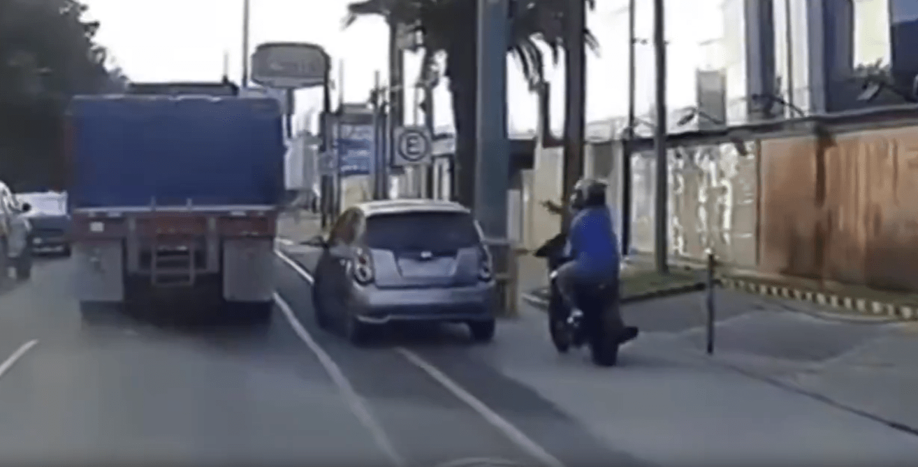 Motoristas atacan a balazos un vehículo en el que viajaba una capitana del Ejército. (Foto Prensa Libre: Captura de pantalla)