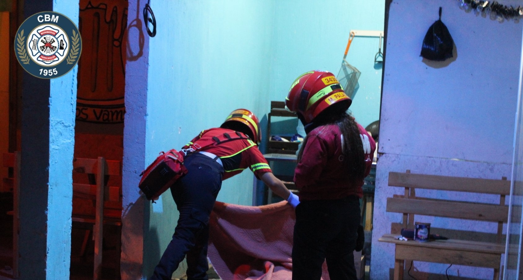 Socorristas resguardan negocio en la zona 25 donde cuatro hombres murieron baleados. (Foto Prensa Libre: Bomberos Municipales)