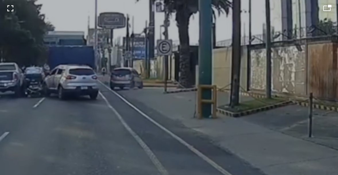 El incidente armado ocurrió en el km 13 de la calzada Roosevelt, donde un automovilista arrolló a dos motoristas que atacaron a balazos a una mujer. (Foto Prensa Libre: Captura de Pantalla)