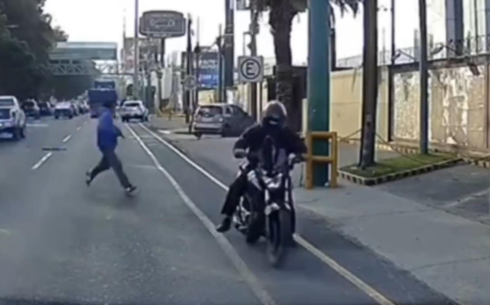 Atacantes huyen luego de haber disparado contra la capitana Ingrid Morente en la calzada Roosevelt. (Foto Prensa Libre: Captura de pantalla)