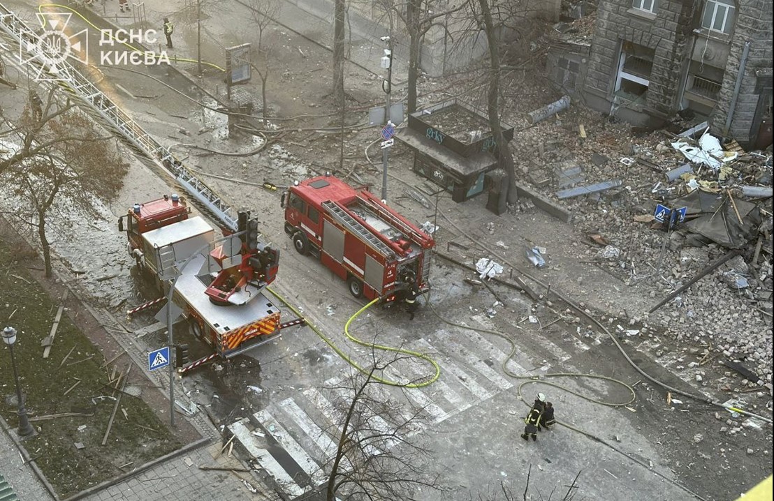 Localidad ucraniana impactada por un dron ruso. Las sanciones no han detenido la ofensiva rusa en Ucrania. (Foto Prensa Libre: EFE)