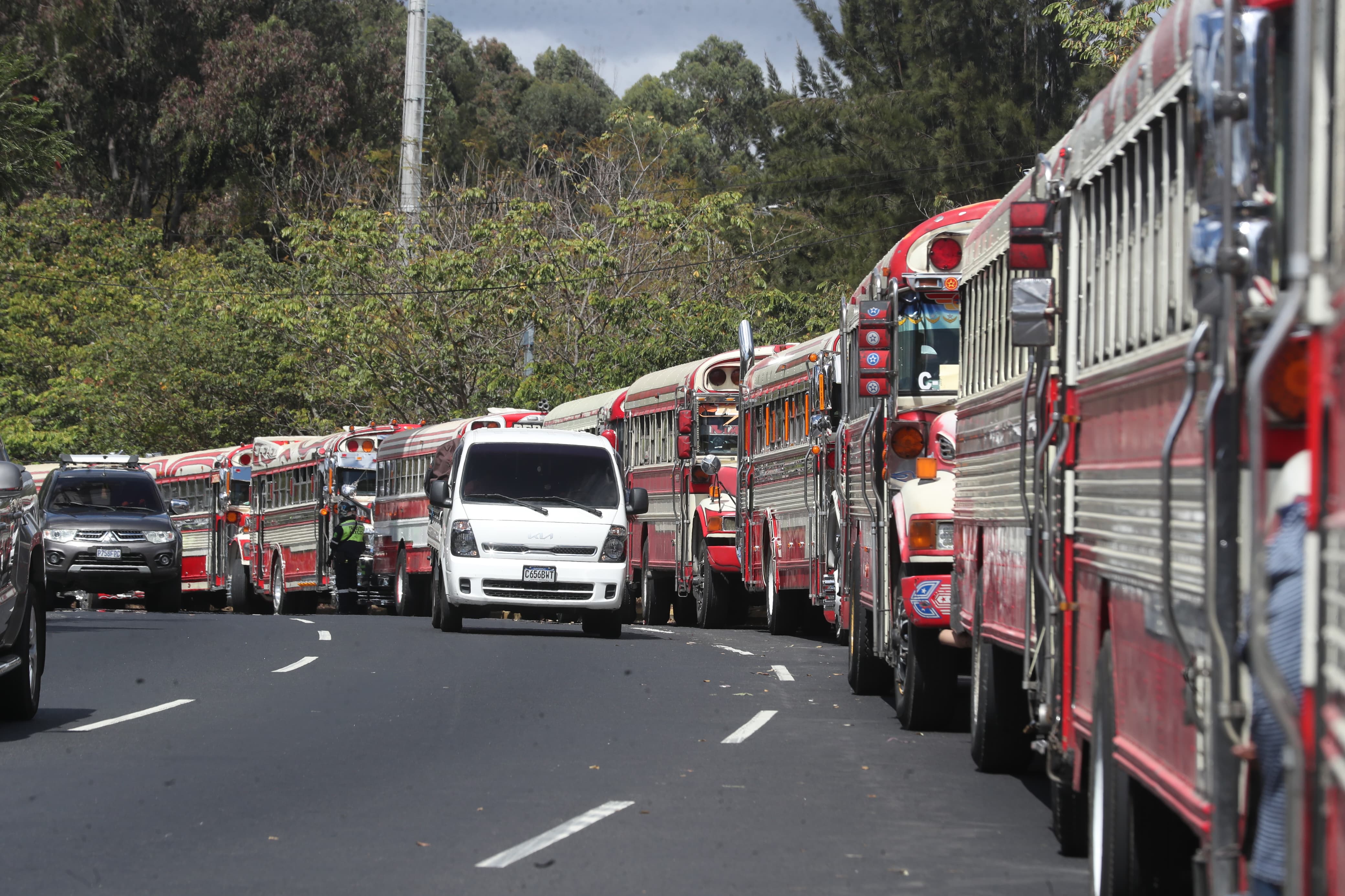 Pilotos de autobuses Peronia manifestaron el 27 de enero por las extorsiones que padecen. (Foto Prensa Libre: O. Vásquez)