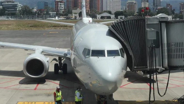 Avión en estacionado en aeropuerto La Aurora