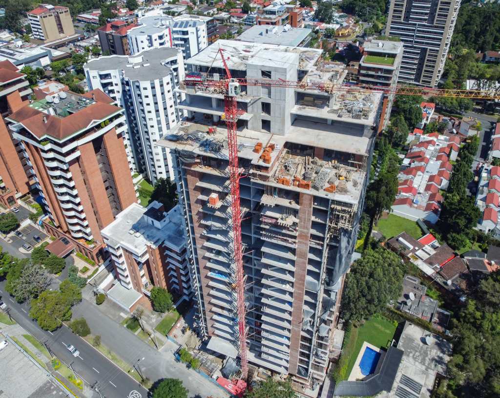  os Apartamentos Avita 5ta se posicionan en el número 10 de la lista, destacándose por su altura de 86 metros, un hito en el skyline de la ciudad. (Foto: Skyscrapercity, Rene Hernández)