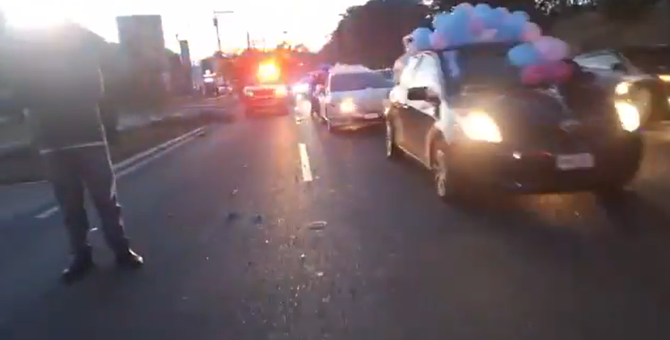 Automovilistas celebran el regreso a clases de varios colegios en la capital. (Foto Prensa Libre: Amílcar Montejo)