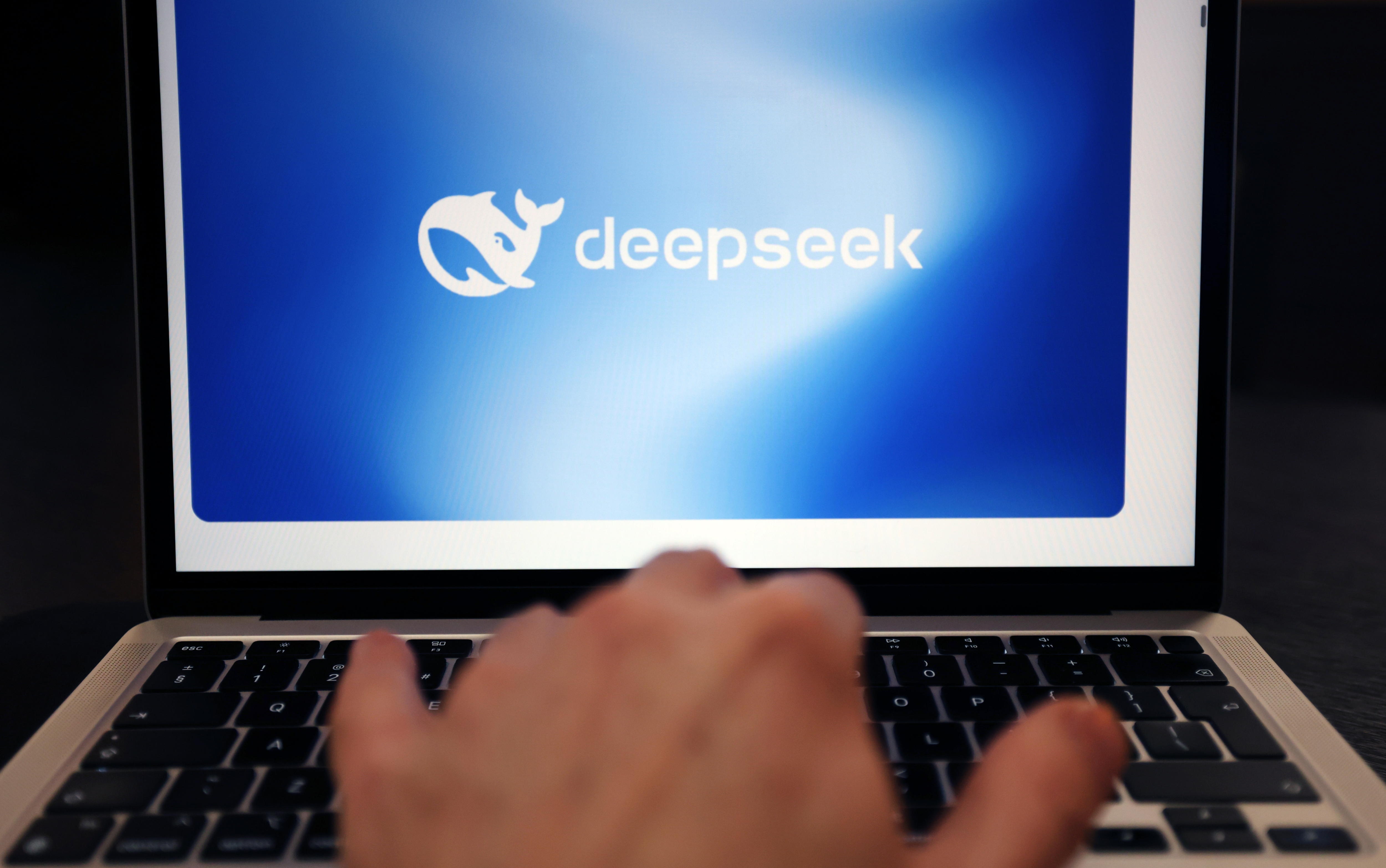 DeepSeek emplea una investigación abierta y pionera que beneficia a los usuarios. (Foto Prensa Libre: EFE)