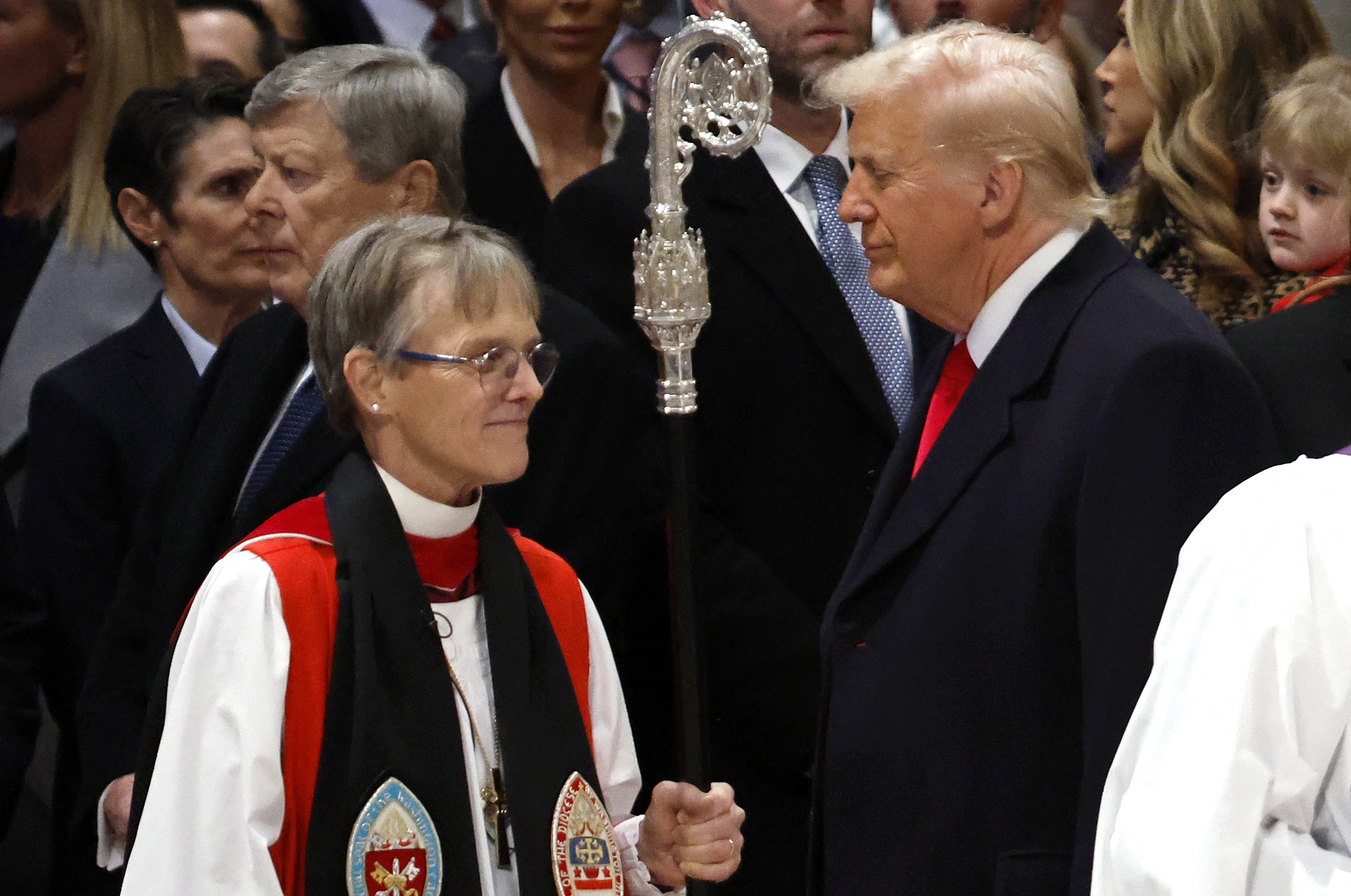 Donald Trump y la obispa de Washington, Mariann Edgar Budde. (Foto Prensa Libre: AFP)