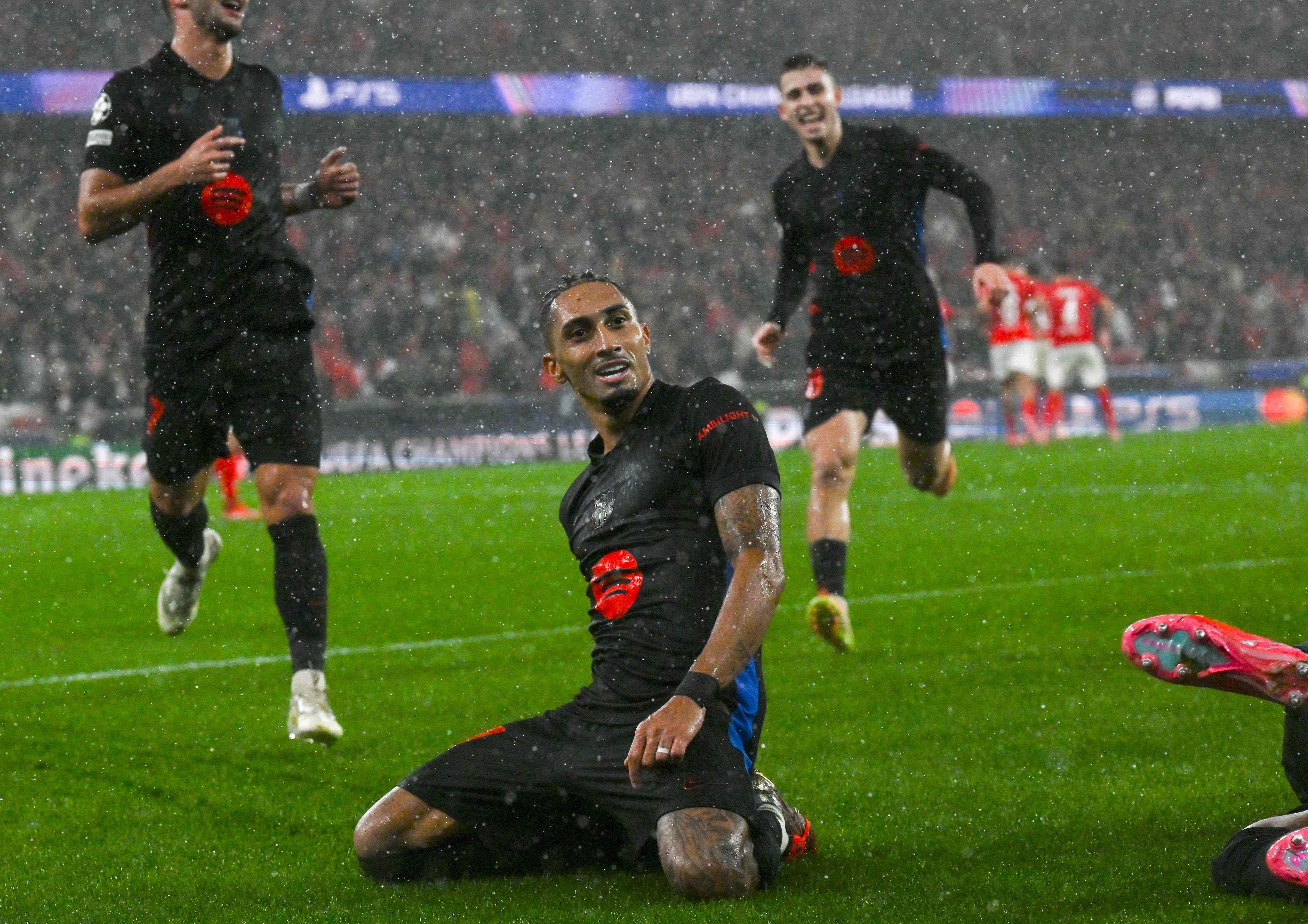 Raphinha celebra junto a sus compañeros el gol del triunfo del FC Barcelona. (