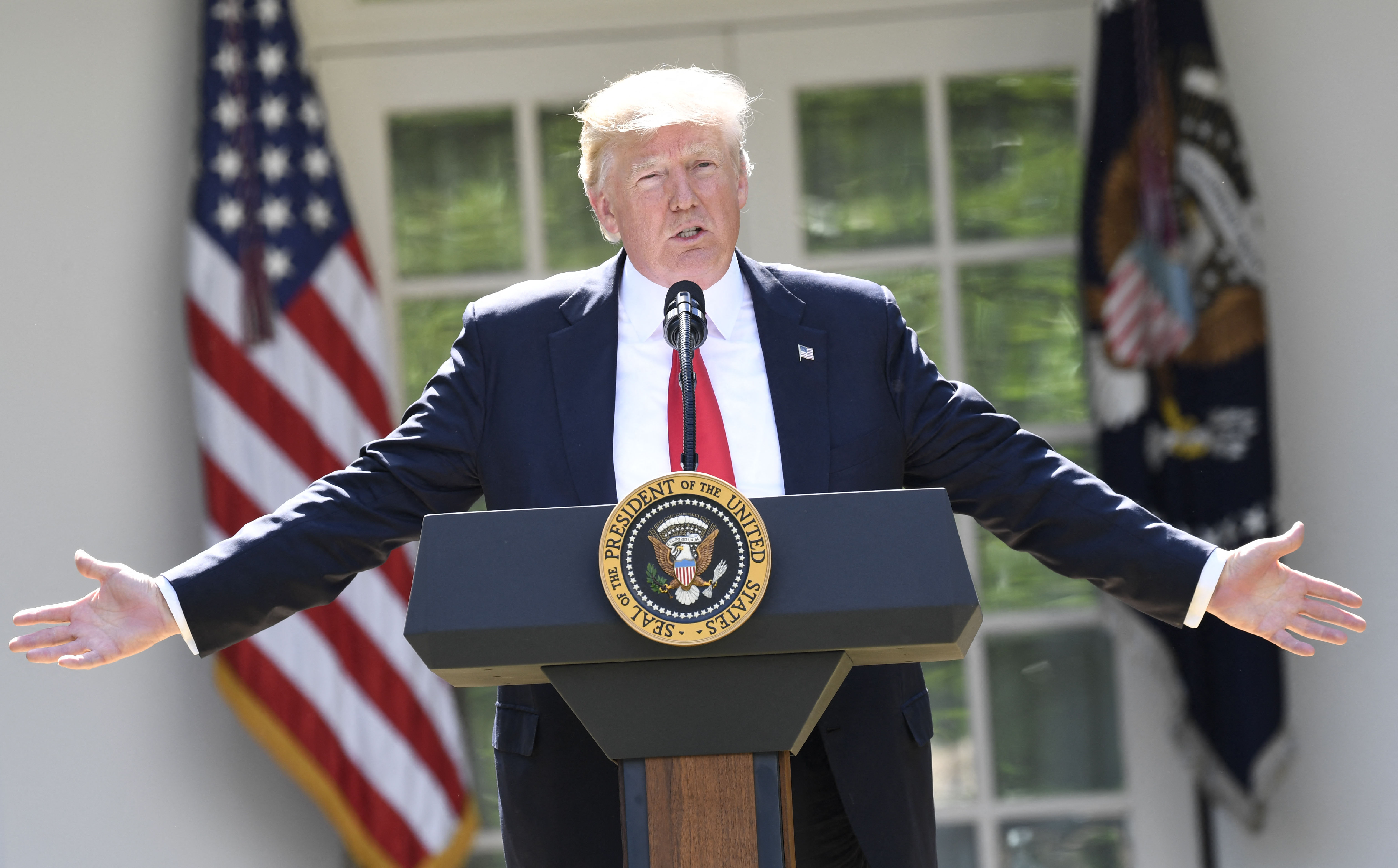 Durante su primer día de mandato, el presidente Donald Trump firmó órdenes ejecutivas para revertir políticas de Joe Biden. (Foto Prensa Libre: AFP)